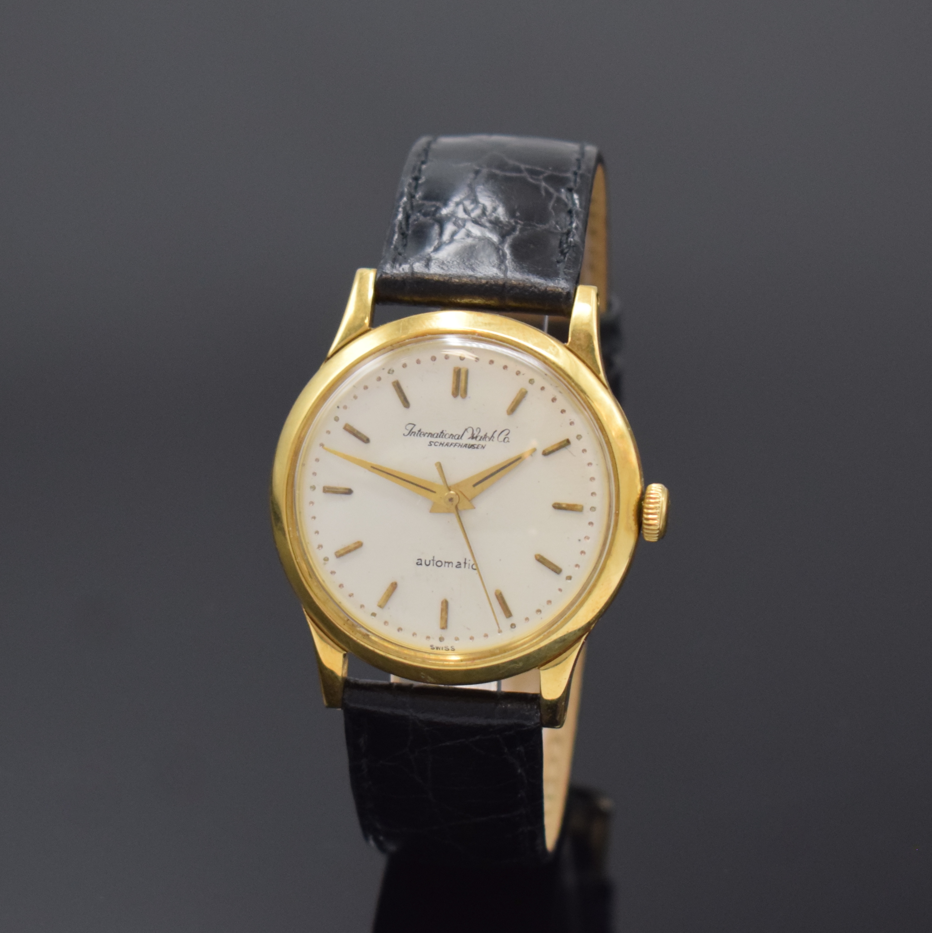 IWC Armbanduhr in GG 750/000, Schweiz um 1953, Automatik, 3-tlg. Geh., Boden u. Glasrand aufgedr., orig. Krone, silb. Zifferbl. rest., gold. ...