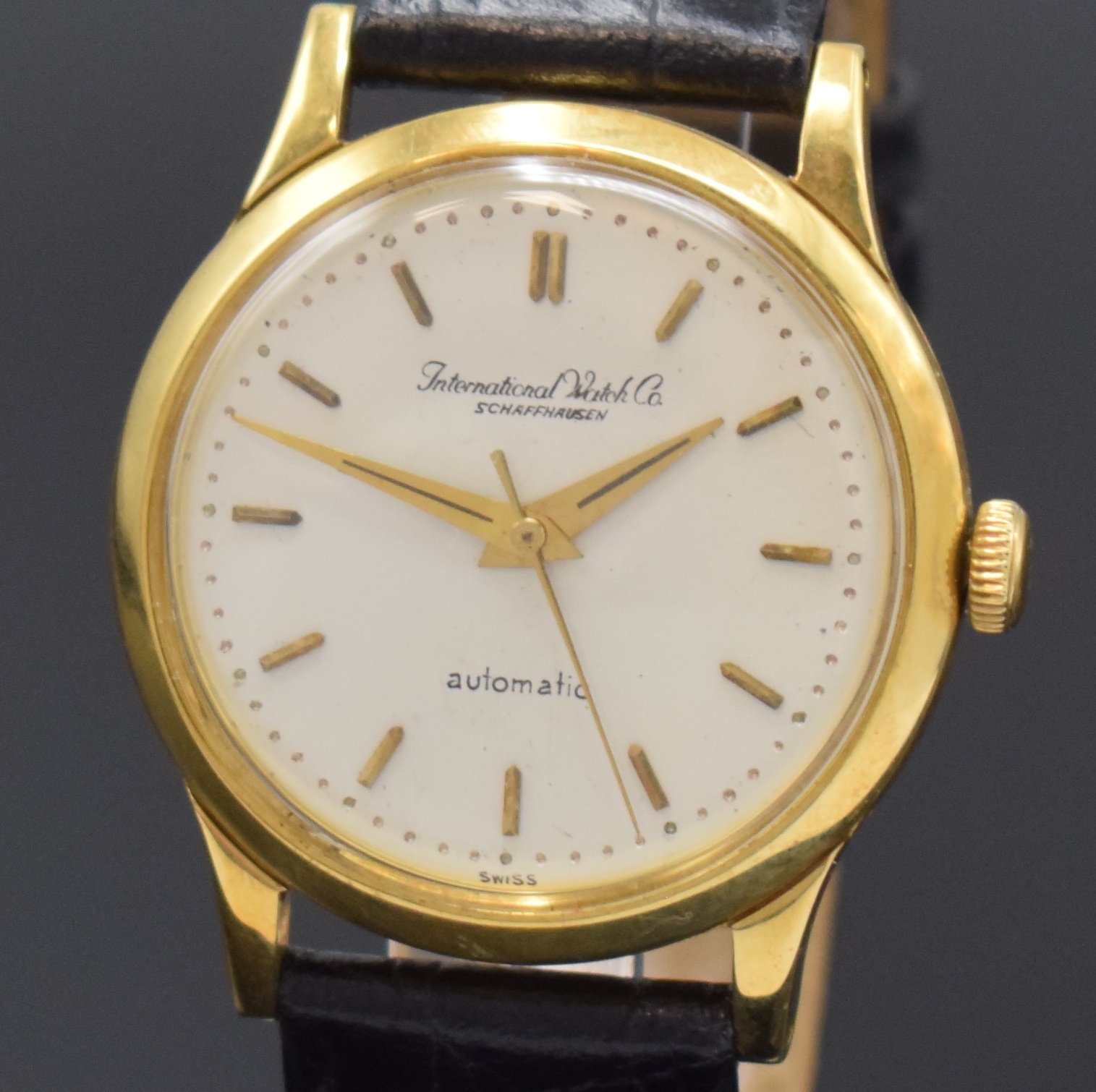 Detail a: IWC Armbanduhr in GG 750/000, Schweiz um 1953, Automatik, 3-tlg. Geh., Boden u. Glasrand aufgedr., orig. Krone, silb. Zifferbl. rest., gold. ...