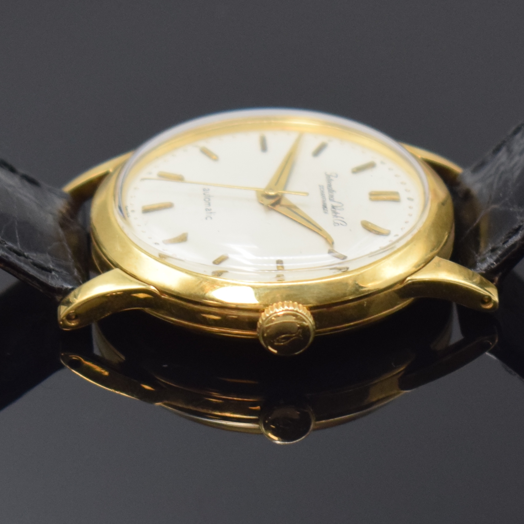 Detail b: IWC Armbanduhr in GG 750/000, Schweiz um 1953, Automatik, 3-tlg. Geh., Boden u. Glasrand aufgedr., orig. Krone, silb. Zifferbl. rest., gold. ...