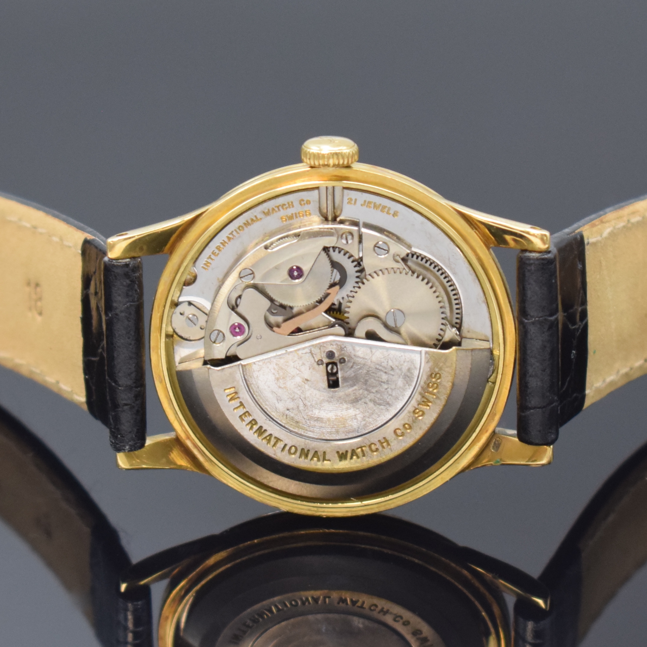 Detail d: IWC Armbanduhr in GG 750/000, Schweiz um 1953, Automatik, 3-tlg. Geh., Boden u. Glasrand aufgedr., orig. Krone, silb. Zifferbl. rest., gold. ...