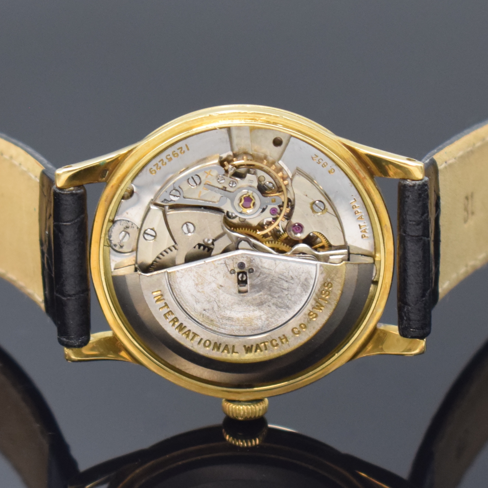 Detail e: IWC Armbanduhr in GG 750/000, Schweiz um 1953, Automatik, 3-tlg. Geh., Boden u. Glasrand aufgedr., orig. Krone, silb. Zifferbl. rest., gold. ...