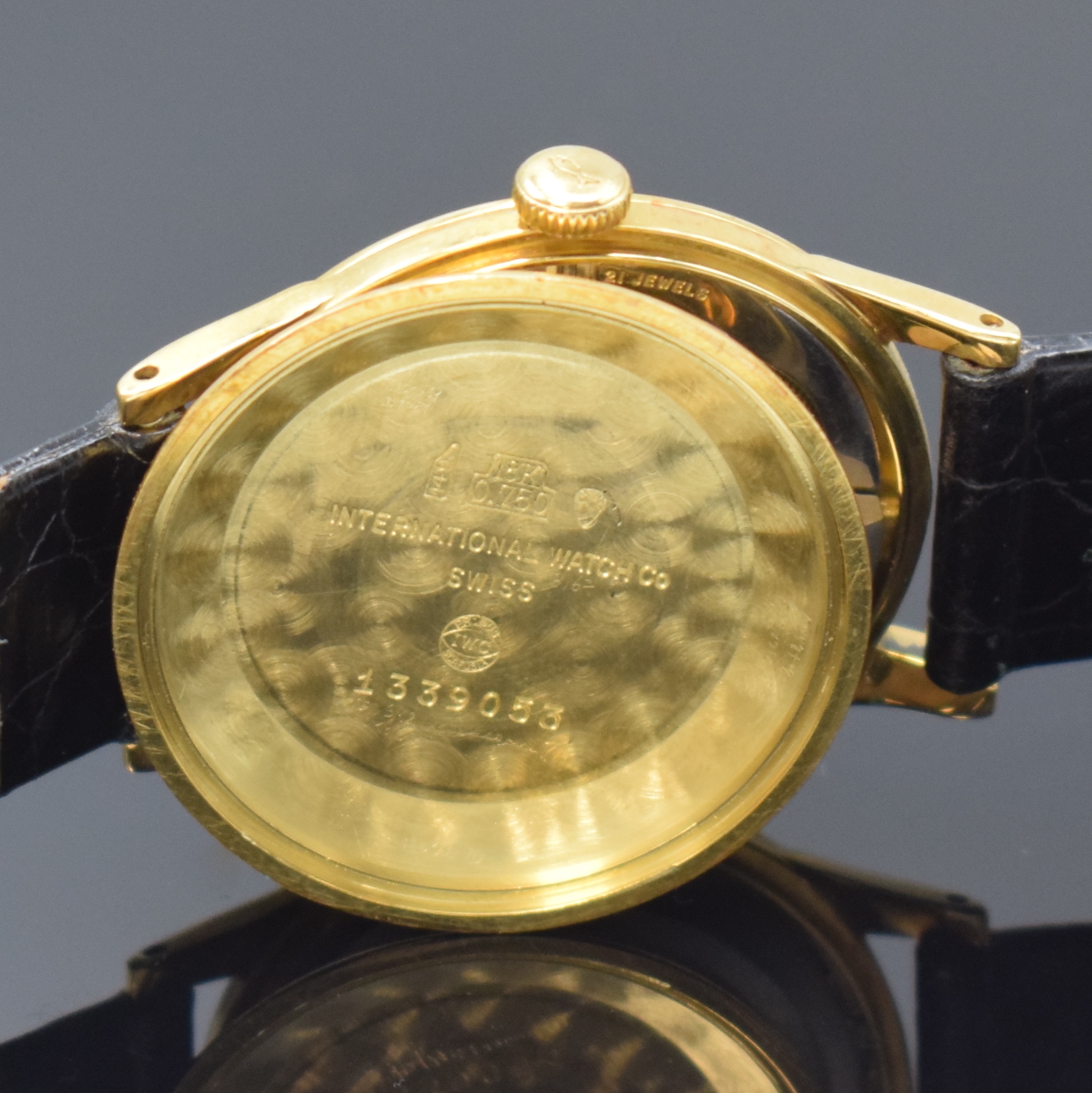 Detail f: IWC Armbanduhr in GG 750/000, Schweiz um 1953, Automatik, 3-tlg. Geh., Boden u. Glasrand aufgedr., orig. Krone, silb. Zifferbl. rest., gold. ...