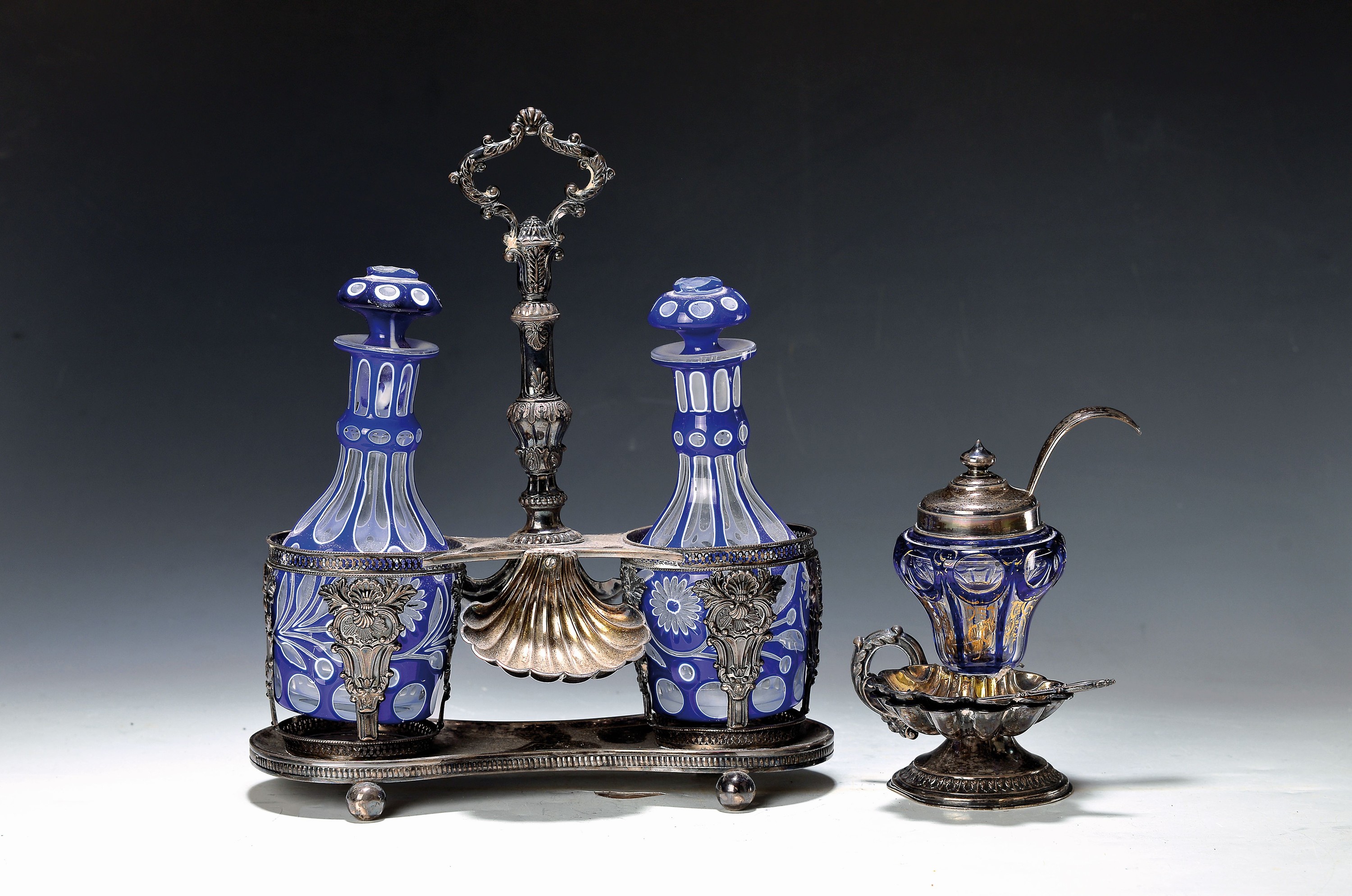 Zwei Gewürzsets/Menagere, deutsch, Mitte 19. Jahrhundert, bez. Thomas, 13lötiges Silber, Essig- und Ölständer, mit böhmischen Glasflaschen, ...