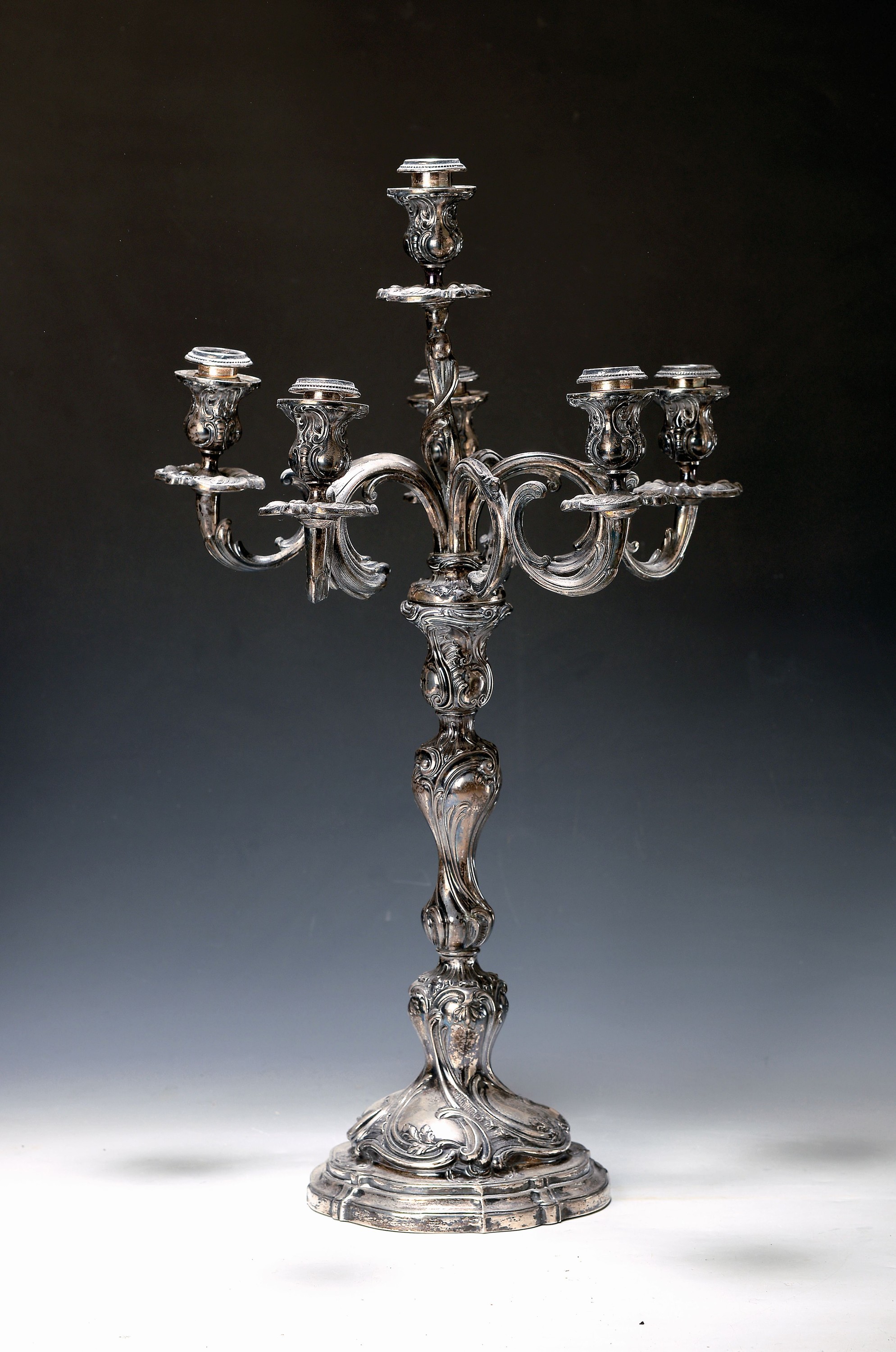 Großer Prunkleuchter/Kandelaber bzw. Verwandlungsleuchter, Gebrüder Friedländer, um 1900, 800er Silber, Rokokostil, leicht gedrehte Form, mit ...