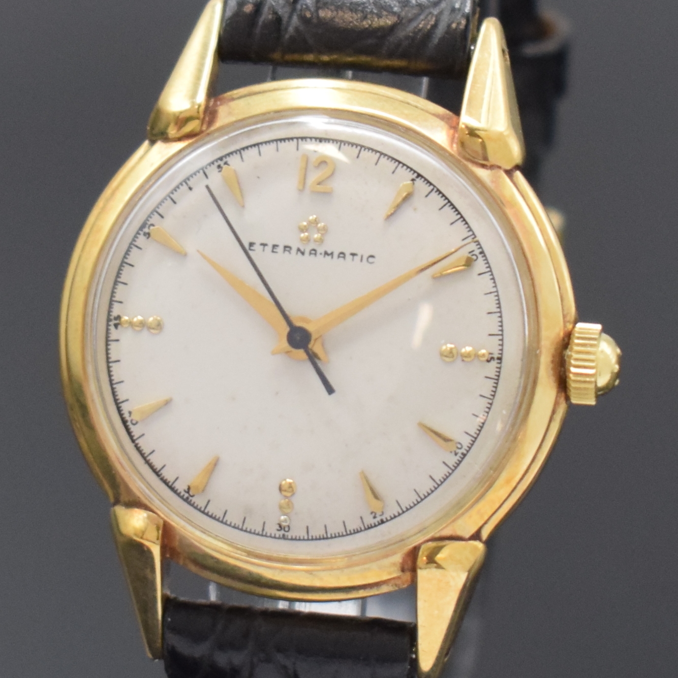 Detail a: ETERNA-MATIC Armbanduhr in GG 585/000, Automatik, Schweiz um 1955, verschr. Boden mit graviertem Monogram JJM, Zifferblatt m. aufgel. Indizes rest., ...