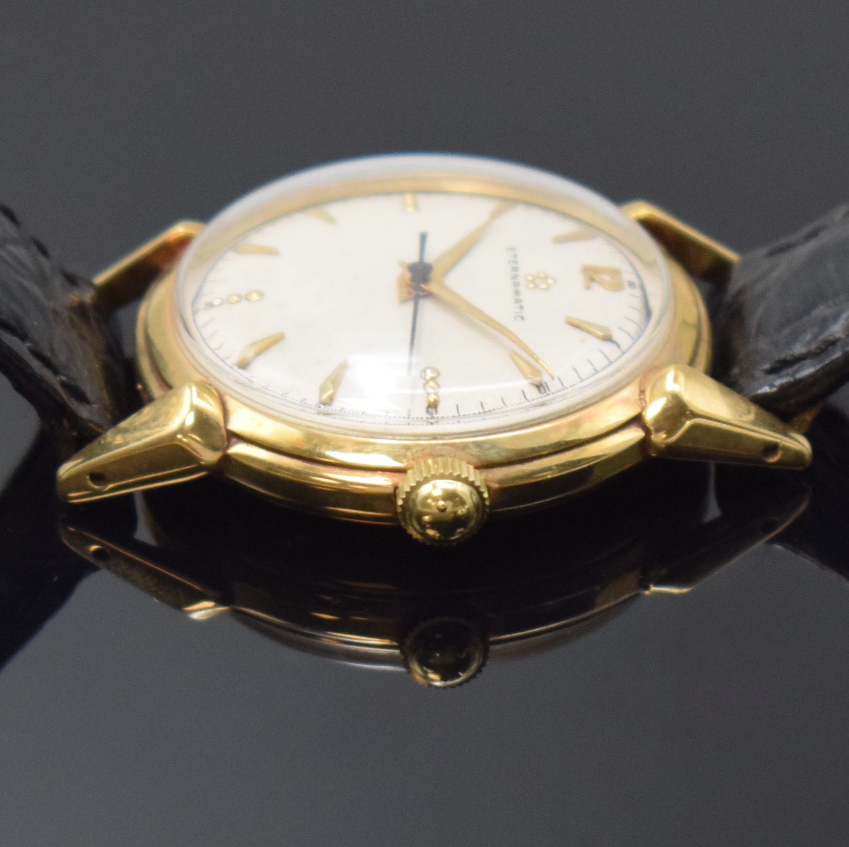 Detail b: ETERNA-MATIC Armbanduhr in GG 585/000, Automatik, Schweiz um 1955, verschr. Boden mit graviertem Monogram JJM, Zifferblatt m. aufgel. Indizes rest., ...
