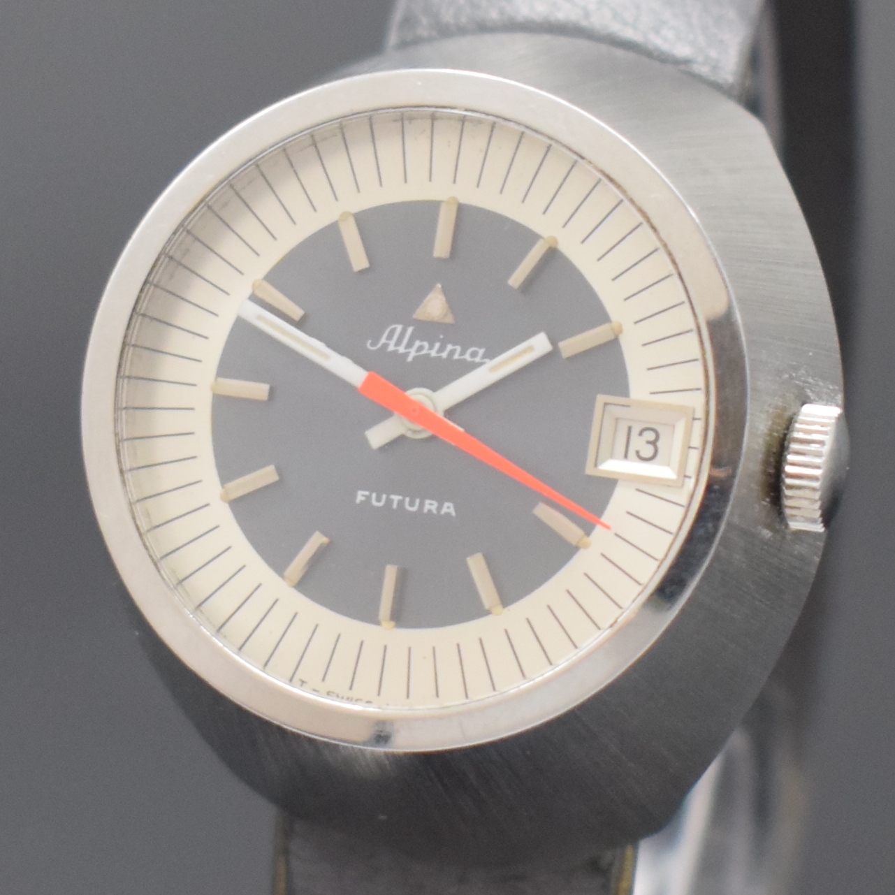 Detail a: ALPINA Futura seltene Armbanduhr in Stahl, Automatik, Schweiz um 1970, sog. Drivers Watch, orig. Lederband m. orig. Dornschl., Boden verschr., orig. ...