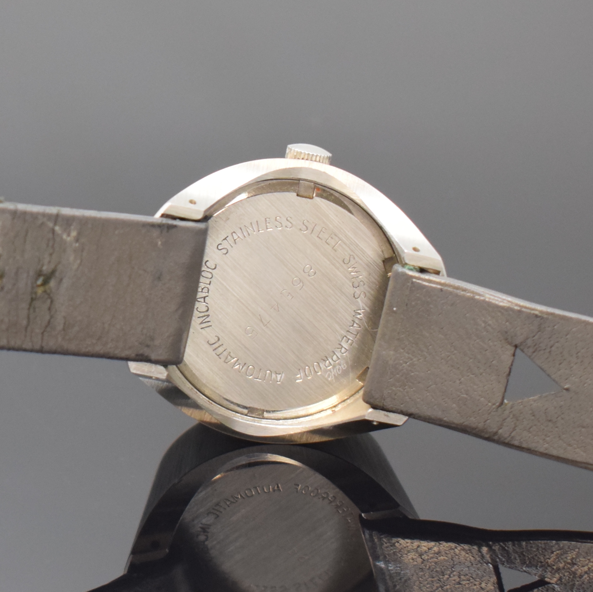 Detail d: ALPINA Futura seltene Armbanduhr in Stahl, Automatik, Schweiz um 1970, sog. Drivers Watch, orig. Lederband m. orig. Dornschl., Boden verschr., orig. ...