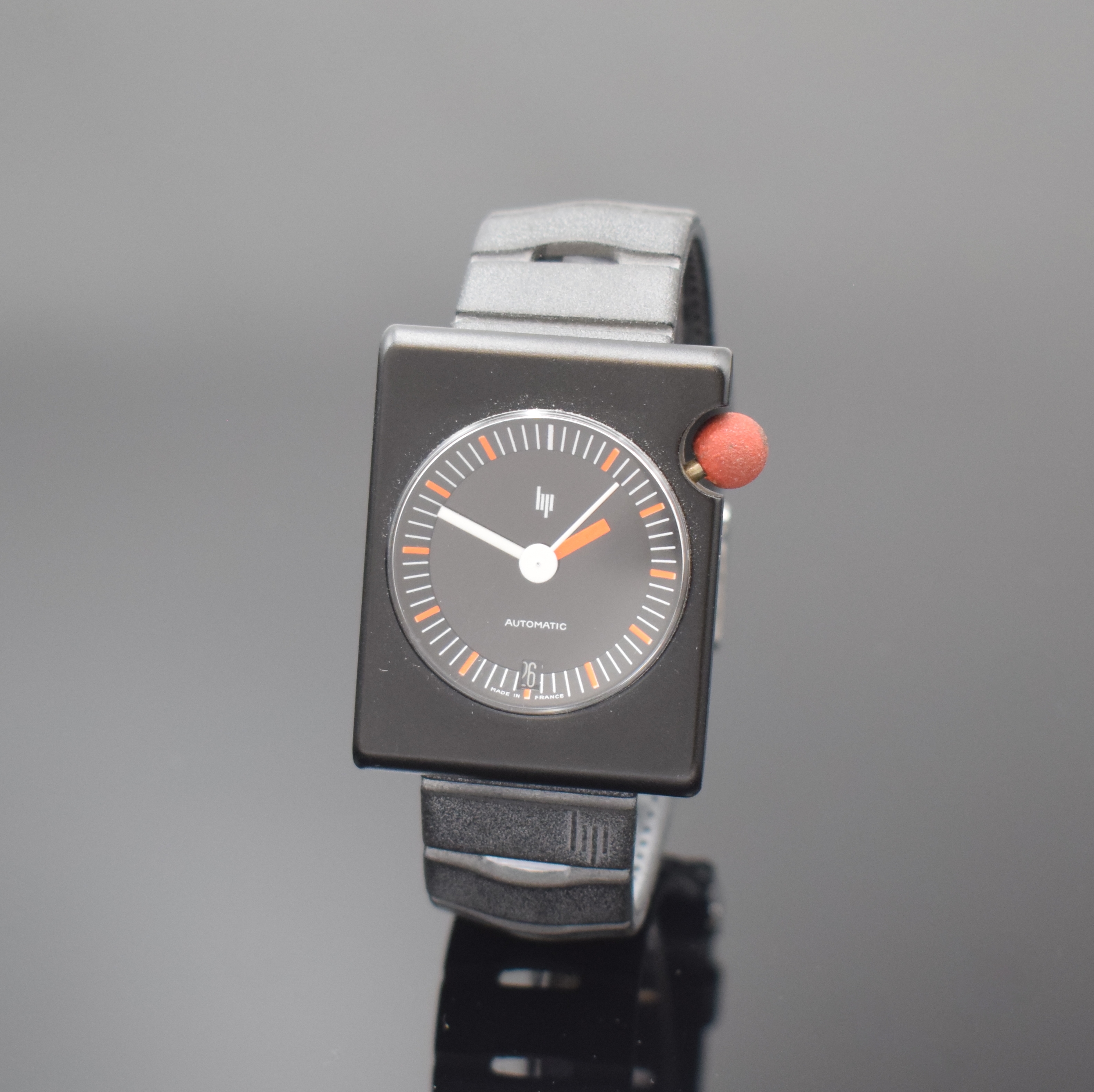 LIP seltene Herrenarmbanduhr Design Roger Tallon, Frankreich um 1975, Automatik, rechteckiges, schwarz beschichtetes Metallgeh., geschr. Stahlboden, ...