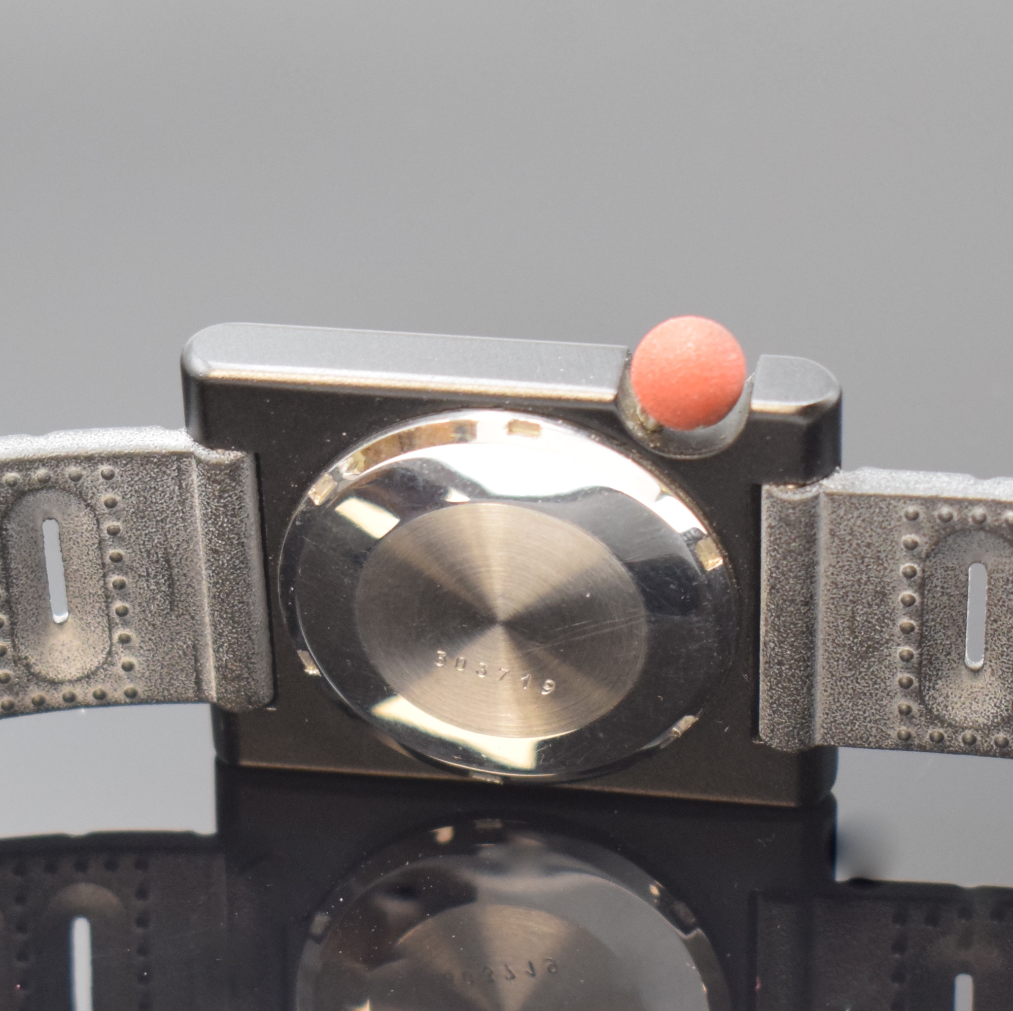 Detail c: LIP seltene Herrenarmbanduhr Design Roger Tallon, Frankreich um 1975, Automatik, rechteckiges, schwarz beschichtetes Metallgeh., geschr. Stahlboden, ...