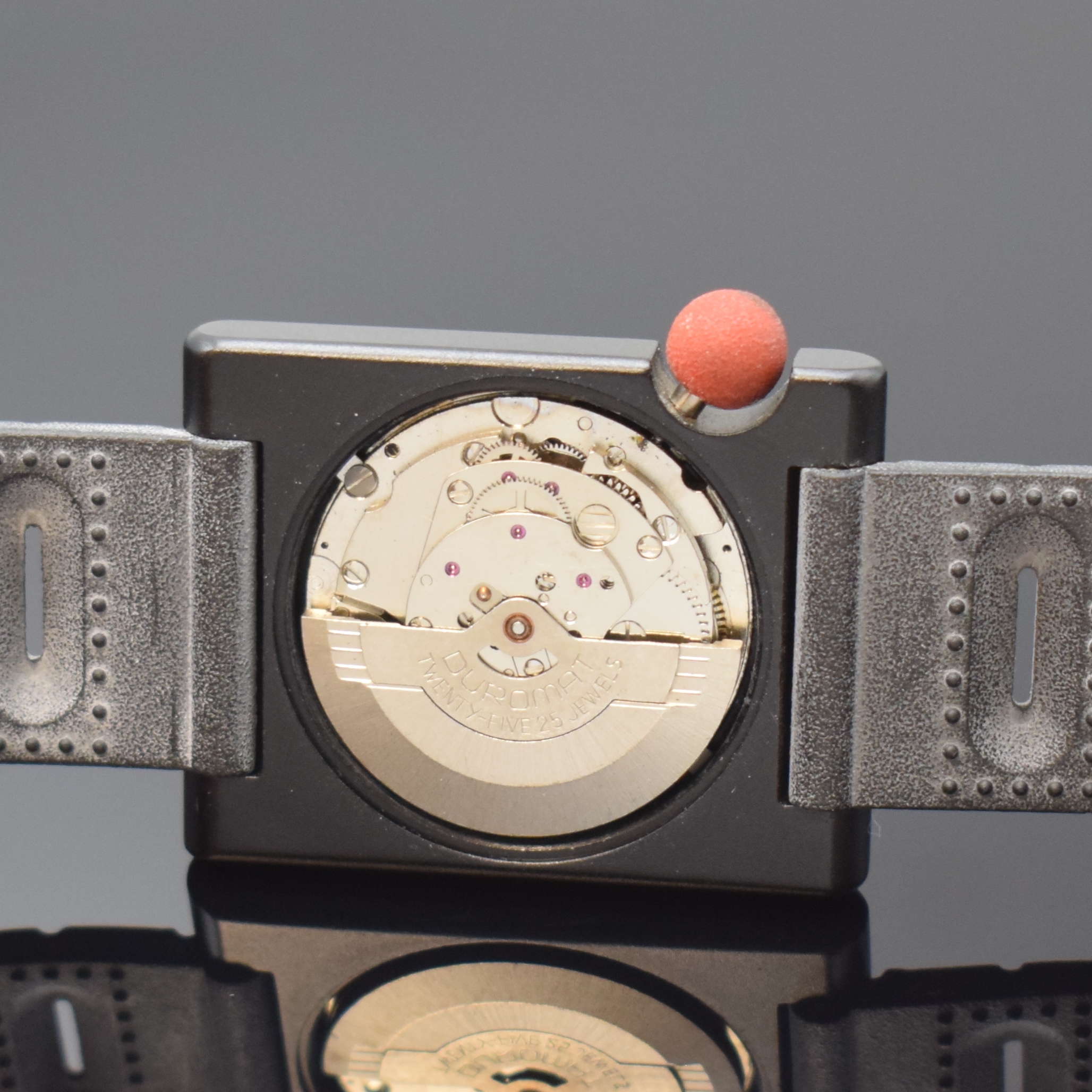 Detail d: LIP seltene Herrenarmbanduhr Design Roger Tallon, Frankreich um 1975, Automatik, rechteckiges, schwarz beschichtetes Metallgeh., geschr. Stahlboden, ...