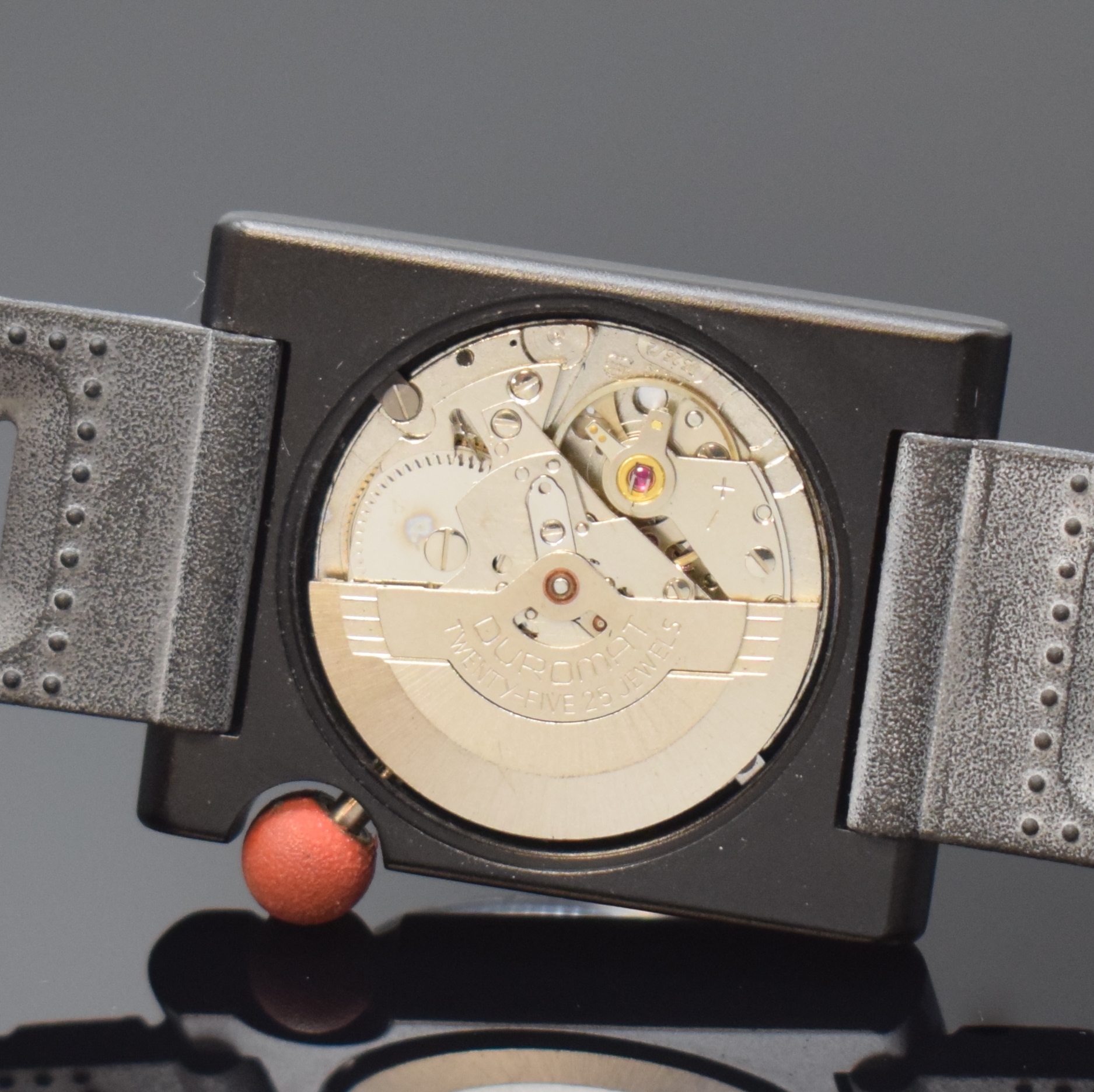 Detail e: LIP seltene Herrenarmbanduhr Design Roger Tallon, Frankreich um 1975, Automatik, rechteckiges, schwarz beschichtetes Metallgeh., geschr. Stahlboden, ...