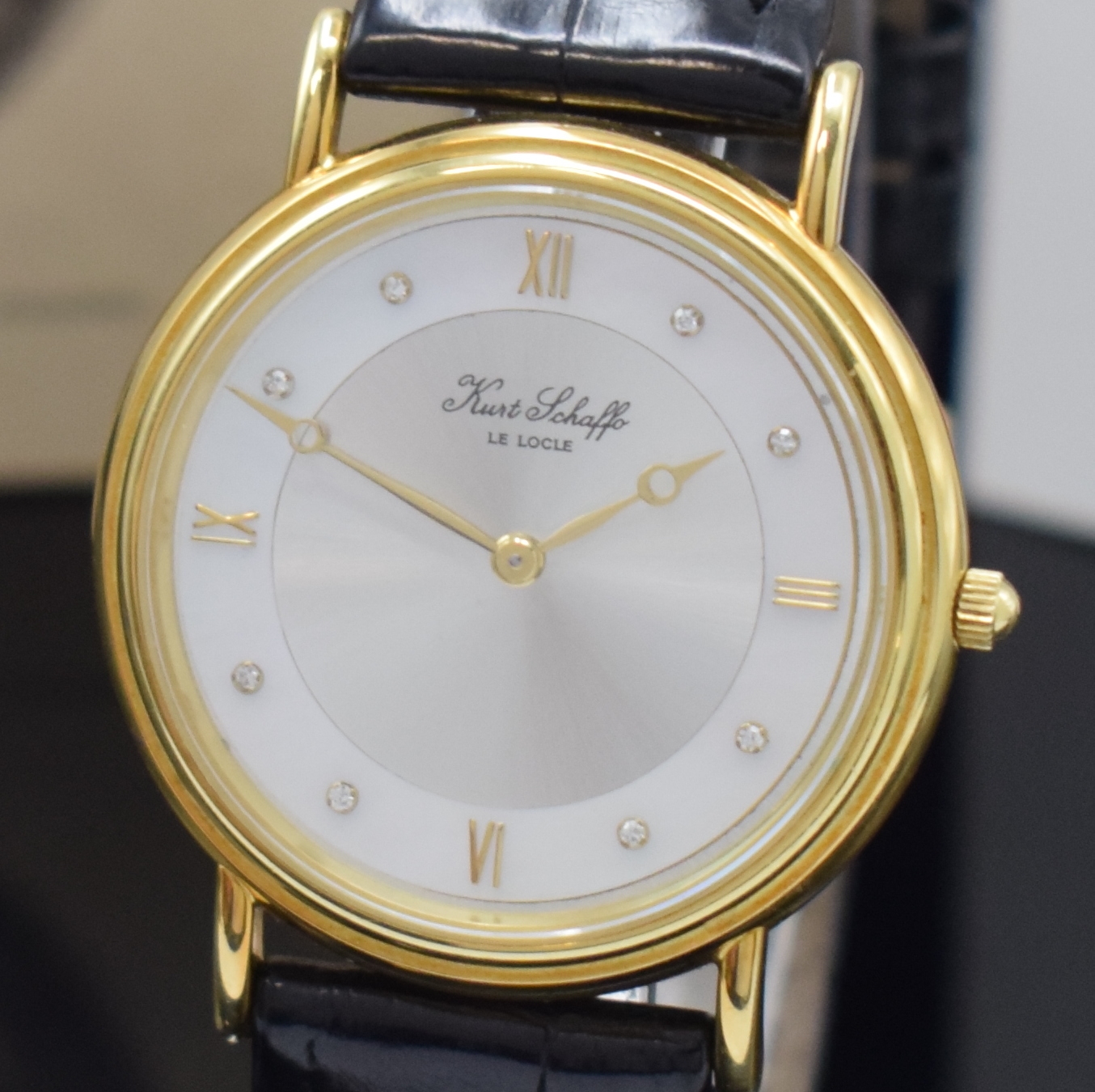 Detail a: KURT SCHAFFO "Elegance" feine und seltene Armbanduhr in GG 750/000, Automatik, beids. vergl., Boden aufgedr., orig. Lederband m. orig. GG ...
