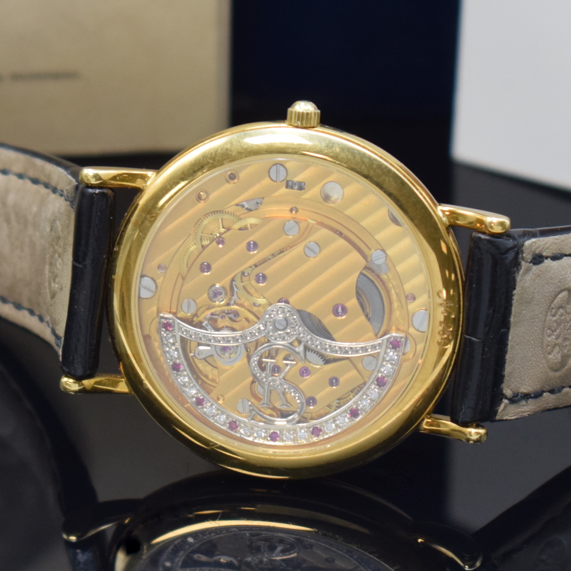 Detail d: KURT SCHAFFO "Elegance" feine und seltene Armbanduhr in GG 750/000, Automatik, beids. vergl., Boden aufgedr., orig. Lederband m. orig. GG ...