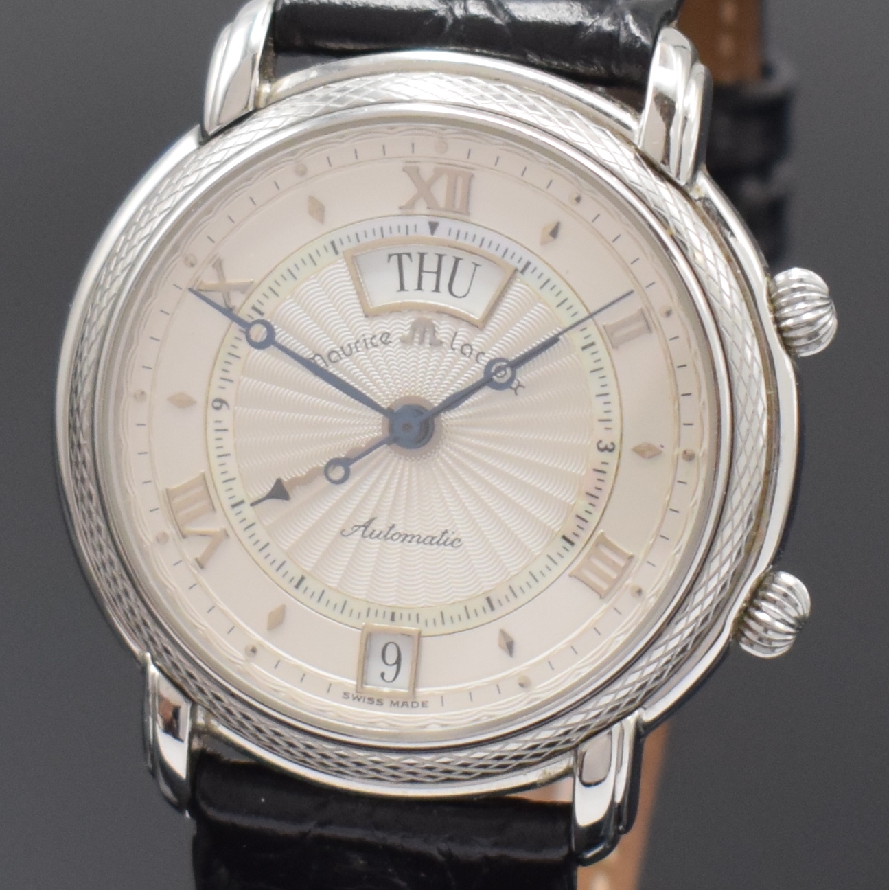 Detail a: MAURICE LACROIX Armbandwecker Referenz 20584, Automatik, Edelstahl pol., beids. vergl., silb., z. T. guill. Zifferblatt mit Perlmutteinlage, Tag und ...