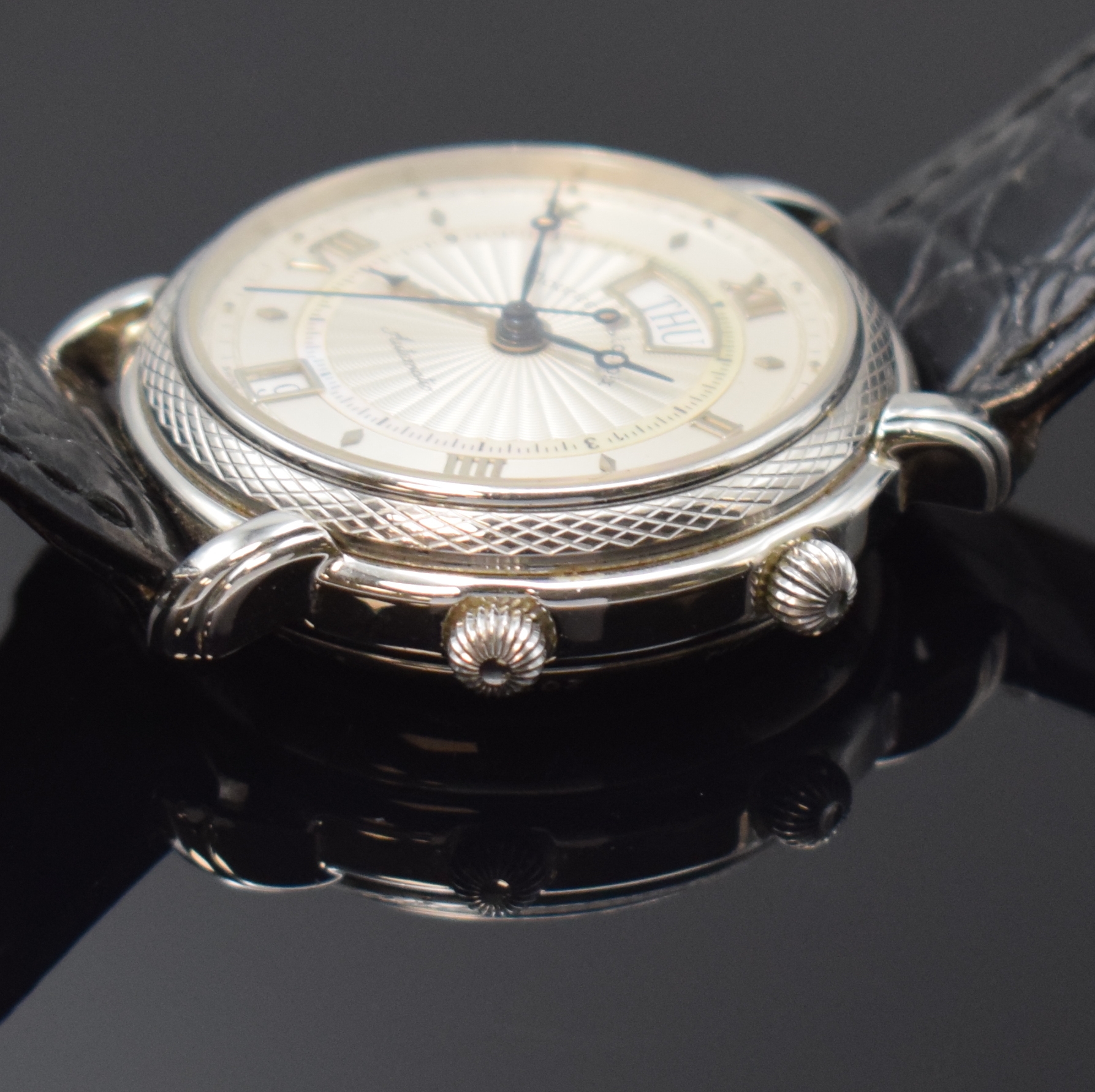 Detail b: MAURICE LACROIX Armbandwecker Referenz 20584, Automatik, Edelstahl pol., beids. vergl., silb., z. T. guill. Zifferblatt mit Perlmutteinlage, Tag und ...