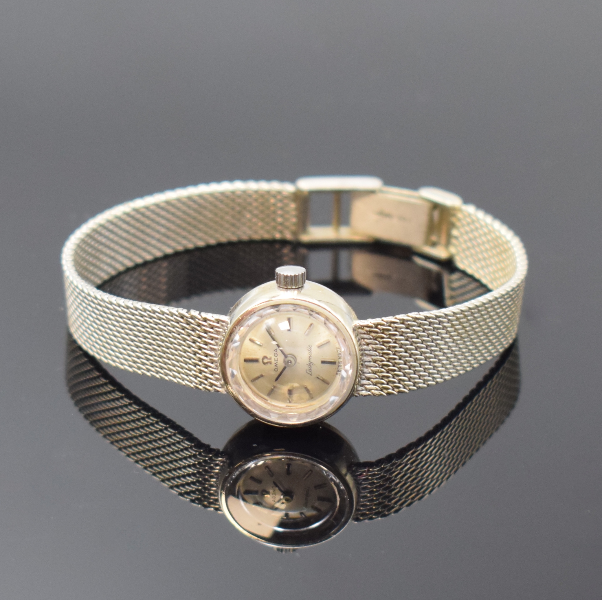 OMEGA Damenarmbanduhr Ladymatic in WG 585/000, Schweiz um 1970, Automatik, 2-teil. Geh., Milanaiseband, Boden aufgedr., silb. Zifferbl. m. aufgel. ...