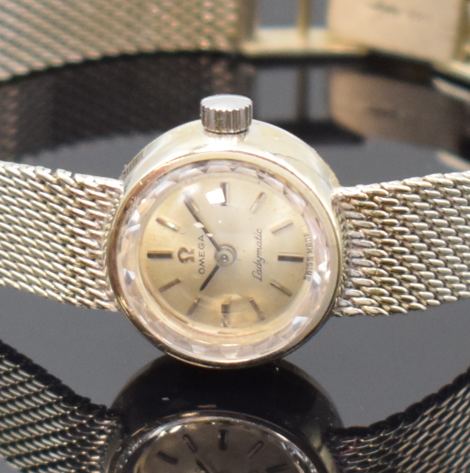 Detail a: OMEGA Damenarmbanduhr Ladymatic in WG 585/000, Schweiz um 1970, Automatik, 2-teil. Geh., Milanaiseband, Boden aufgedr., silb. Zifferbl. m. aufgel. ...