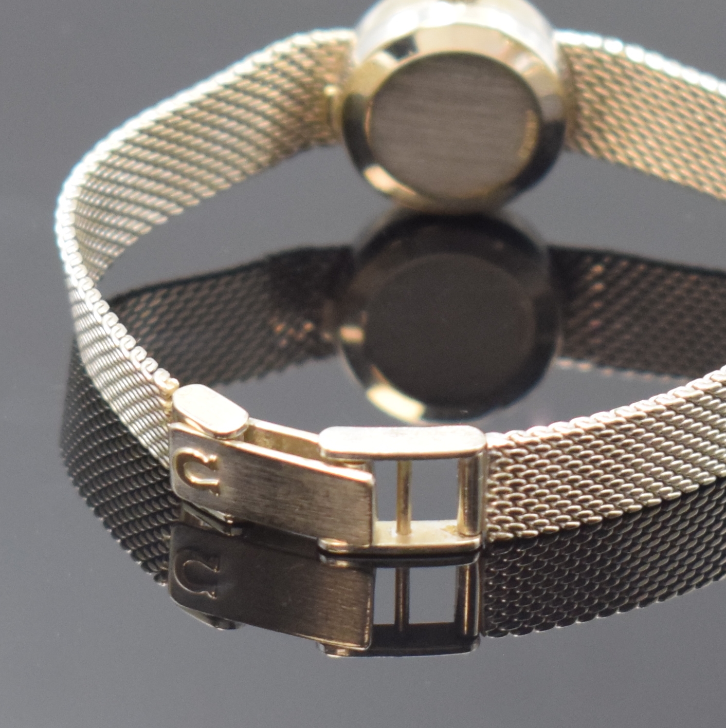 Detail b: OMEGA Damenarmbanduhr Ladymatic in WG 585/000, Schweiz um 1970, Automatik, 2-teil. Geh., Milanaiseband, Boden aufgedr., silb. Zifferbl. m. aufgel. ...