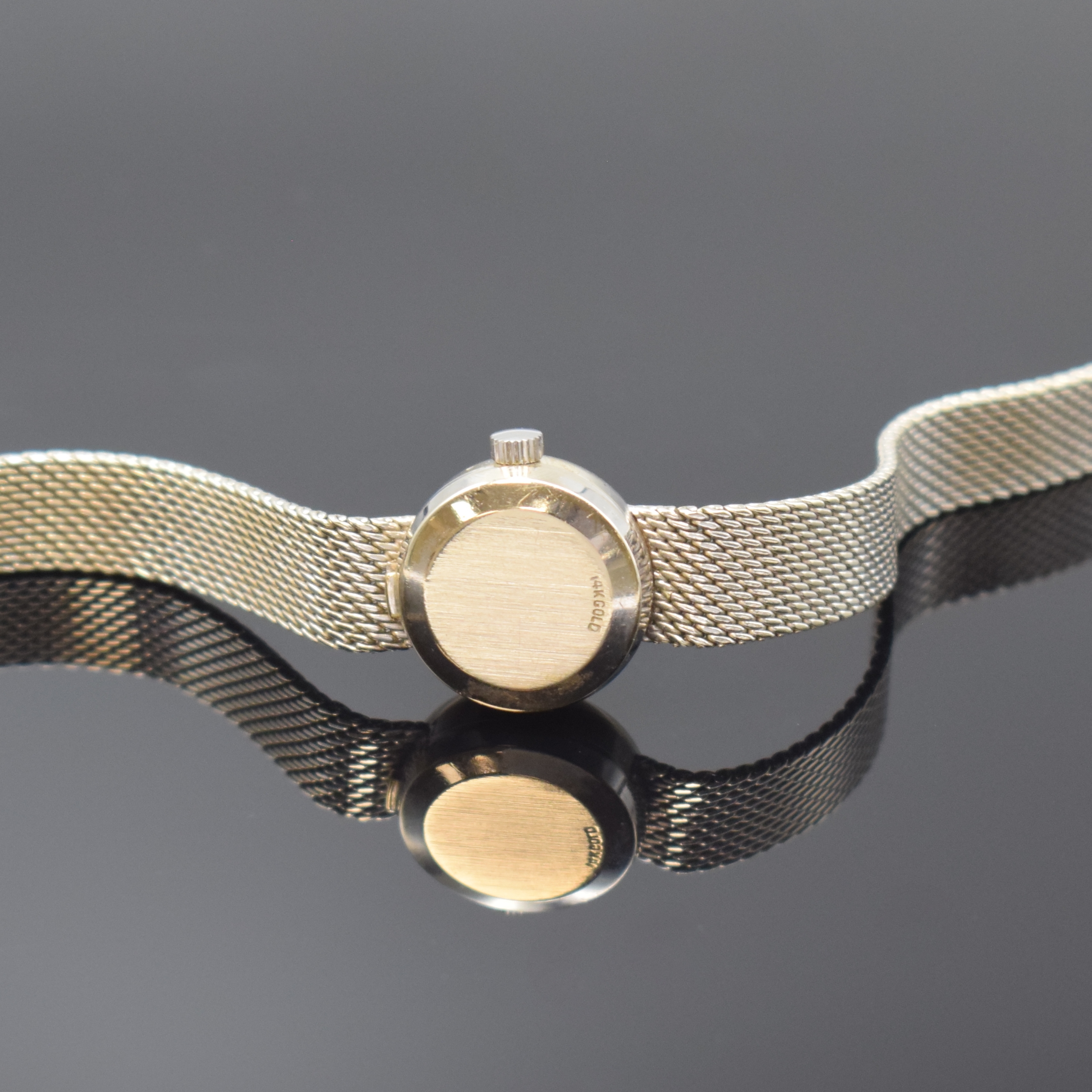 Detail d: OMEGA Damenarmbanduhr Ladymatic in WG 585/000, Schweiz um 1970, Automatik, 2-teil. Geh., Milanaiseband, Boden aufgedr., silb. Zifferbl. m. aufgel. ...