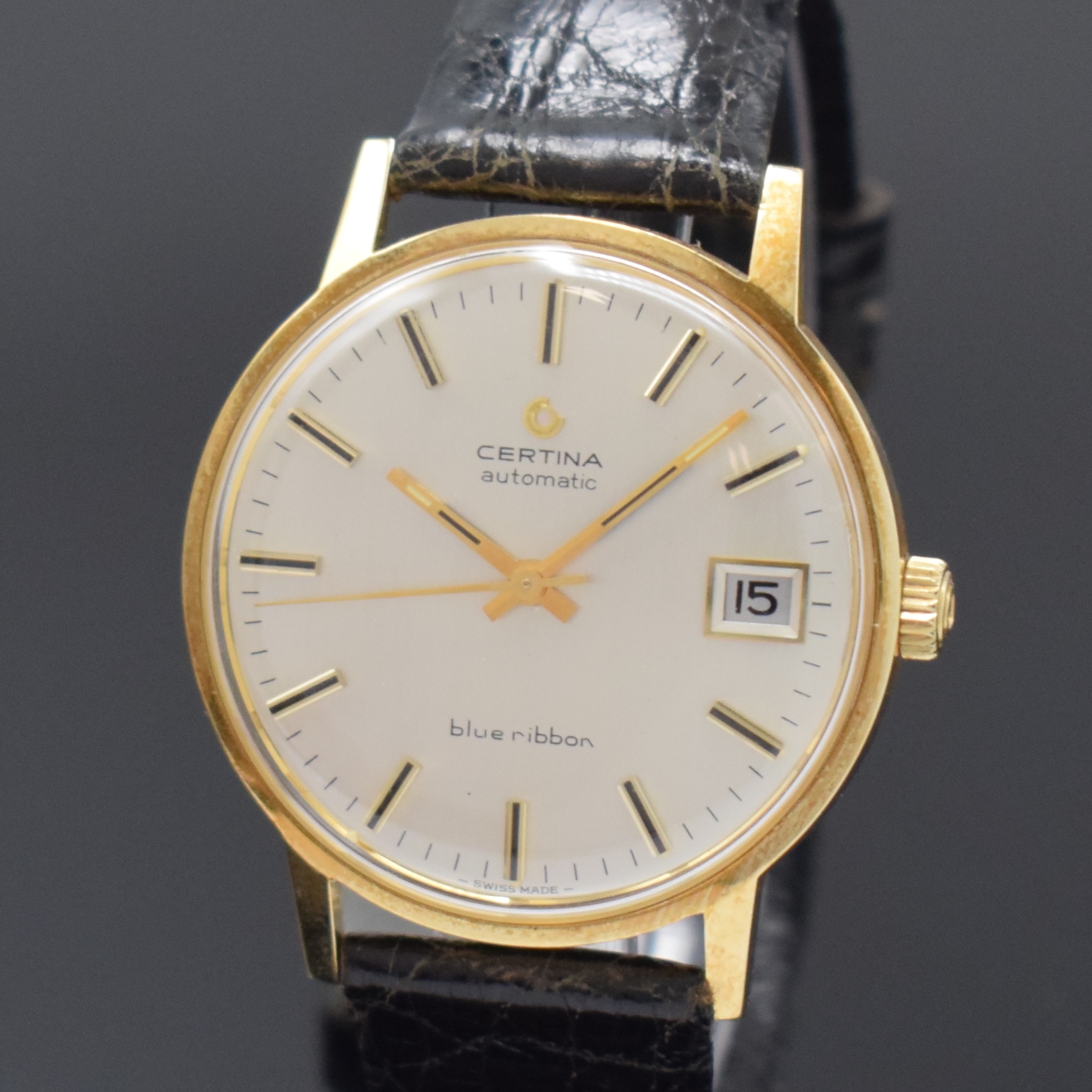 Detail a: CERTINA Armbanduhr Blue Ribbon in GG 585/000, Schweiz um 1970, Automatik, Boden mit Widmung verschr., silb. Zifferbl. m. aufges. Indizes, Datum bei ...