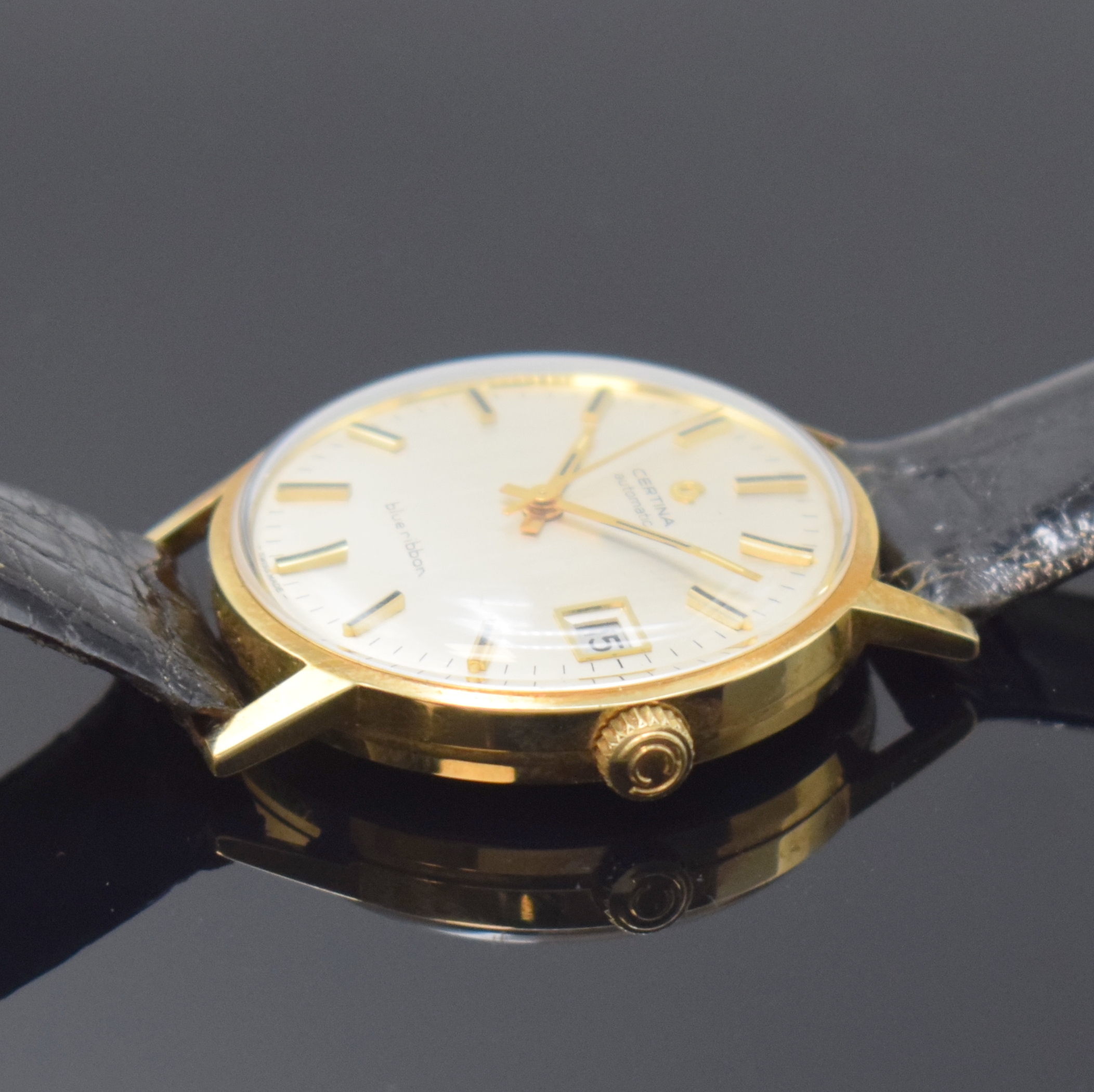 Detail b: CERTINA Armbanduhr Blue Ribbon in GG 585/000, Schweiz um 1970, Automatik, Boden mit Widmung verschr., silb. Zifferbl. m. aufges. Indizes, Datum bei ...