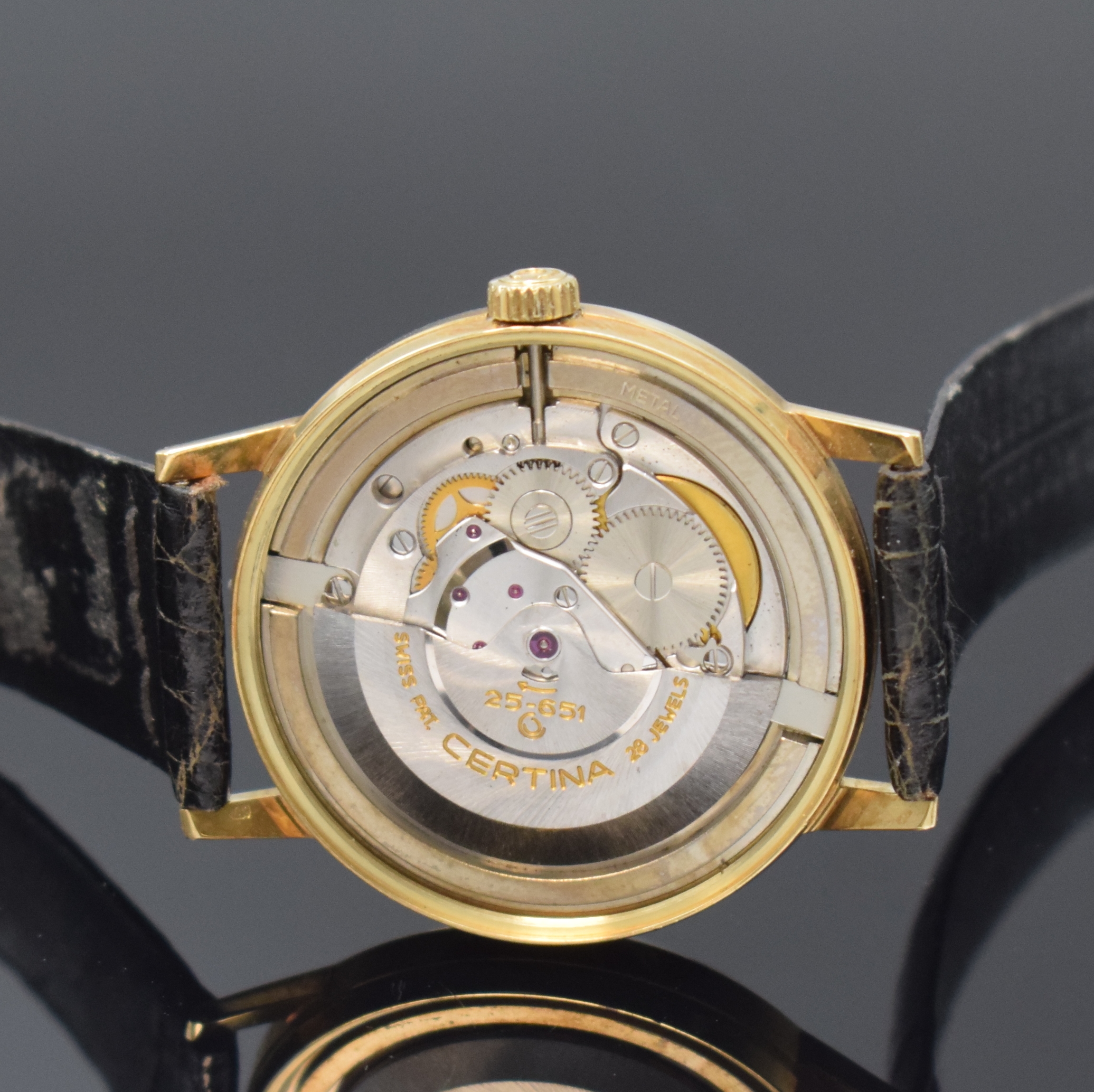 Detail d: CERTINA Armbanduhr Blue Ribbon in GG 585/000, Schweiz um 1970, Automatik, Boden mit Widmung verschr., silb. Zifferbl. m. aufges. Indizes, Datum bei ...