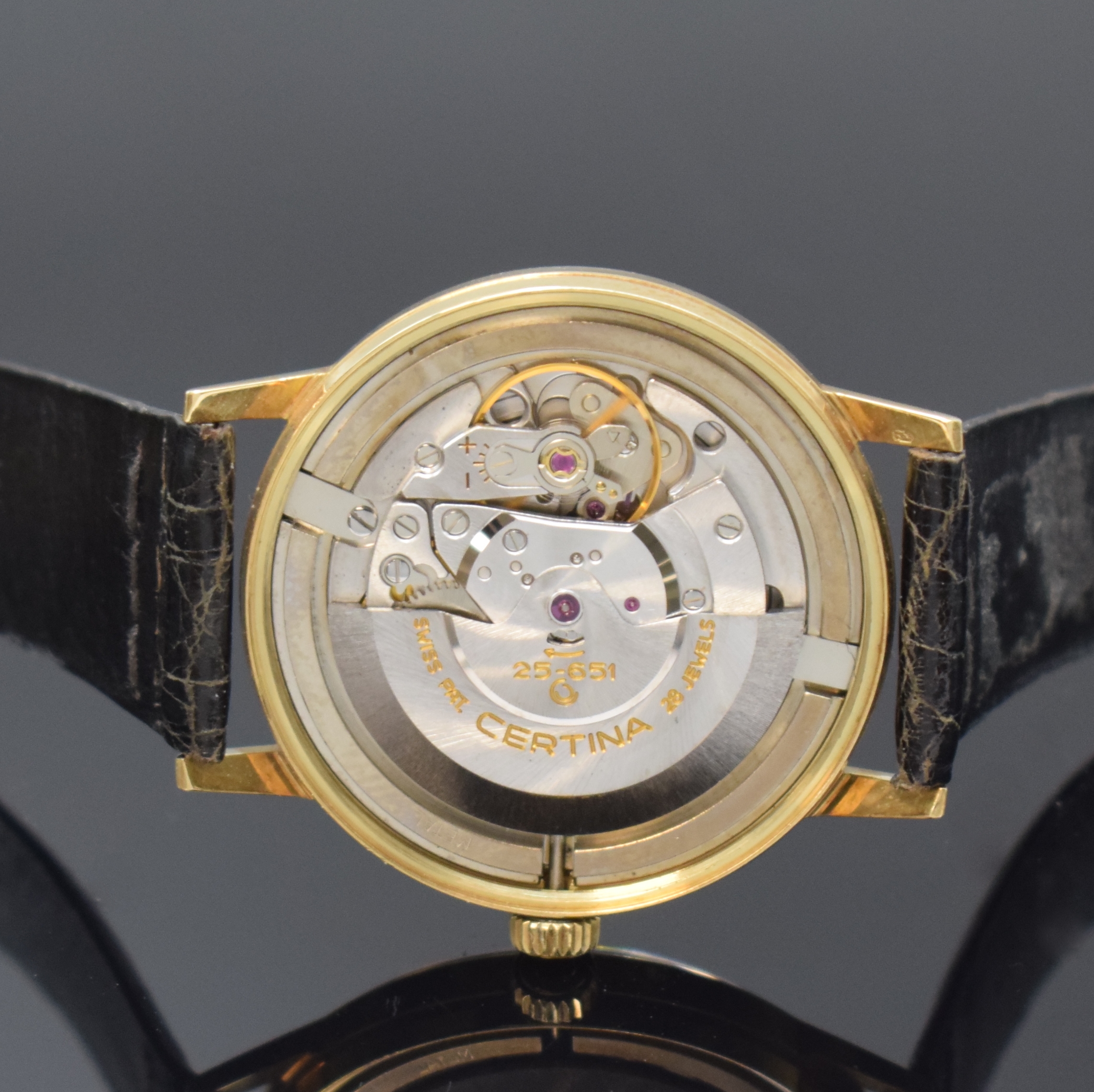 Detail e: CERTINA Armbanduhr Blue Ribbon in GG 585/000, Schweiz um 1970, Automatik, Boden mit Widmung verschr., silb. Zifferbl. m. aufges. Indizes, Datum bei ...