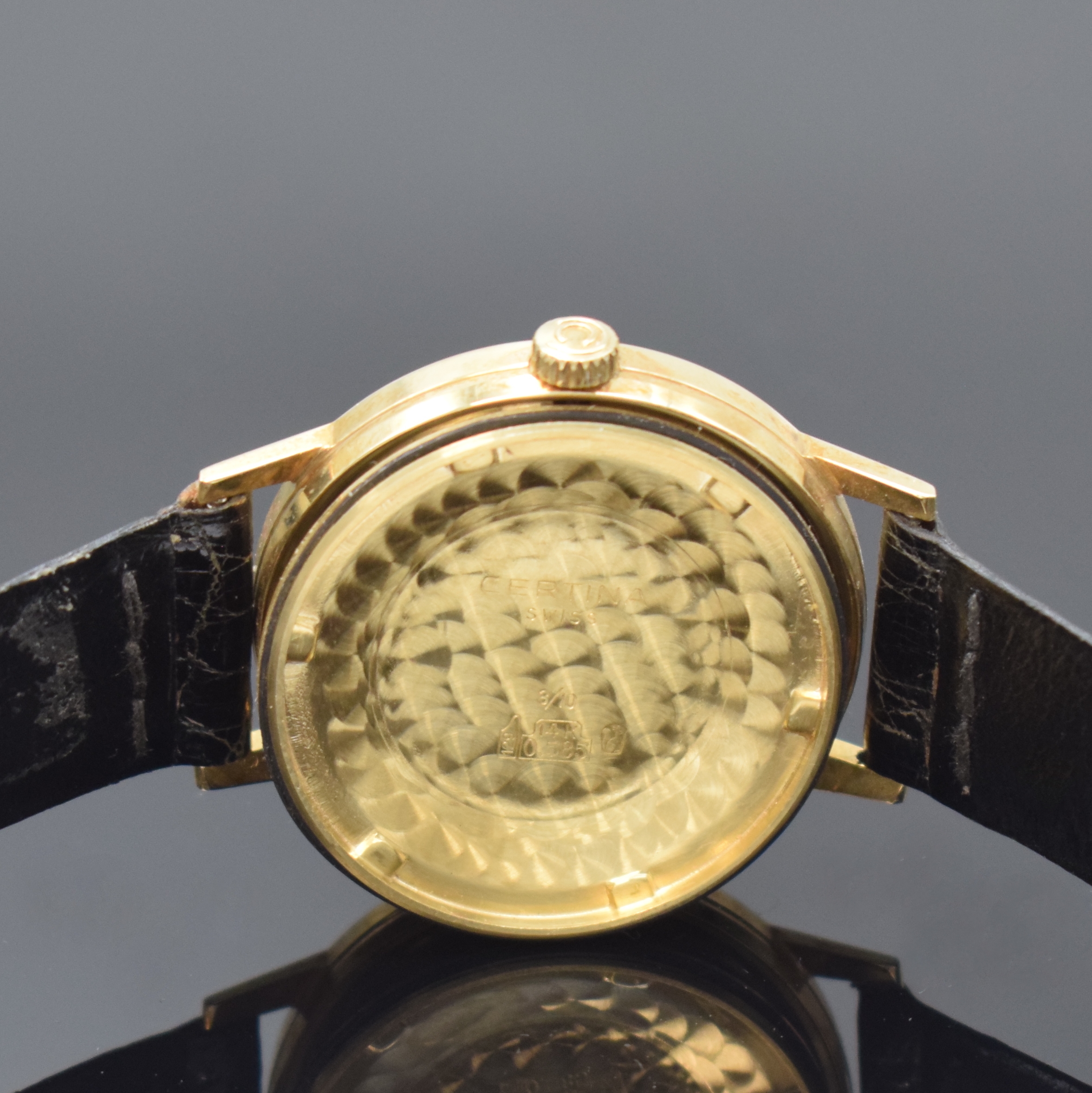 Detail f: CERTINA Armbanduhr Blue Ribbon in GG 585/000, Schweiz um 1970, Automatik, Boden mit Widmung verschr., silb. Zifferbl. m. aufges. Indizes, Datum bei ...