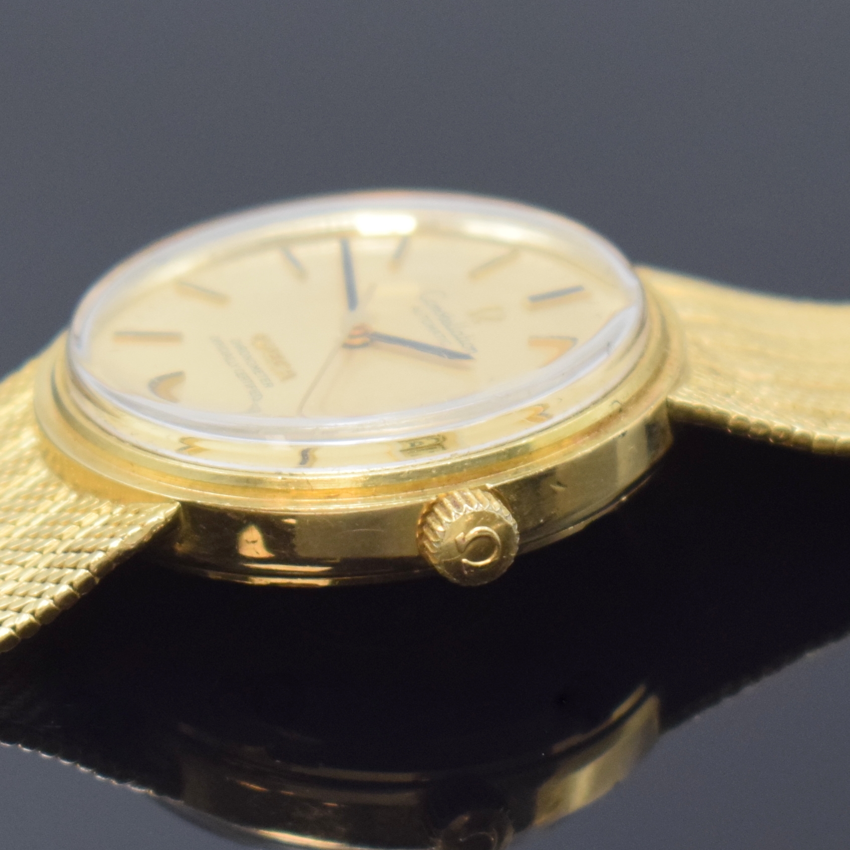 Detail d: OMEGA Constellation Chronometer Herrenarmbanduhr in GG 750/000 Referenz 168.7239 / 166.7240, Schweiz um 1970, Automatik, verschr. Boden m. Darst. ...