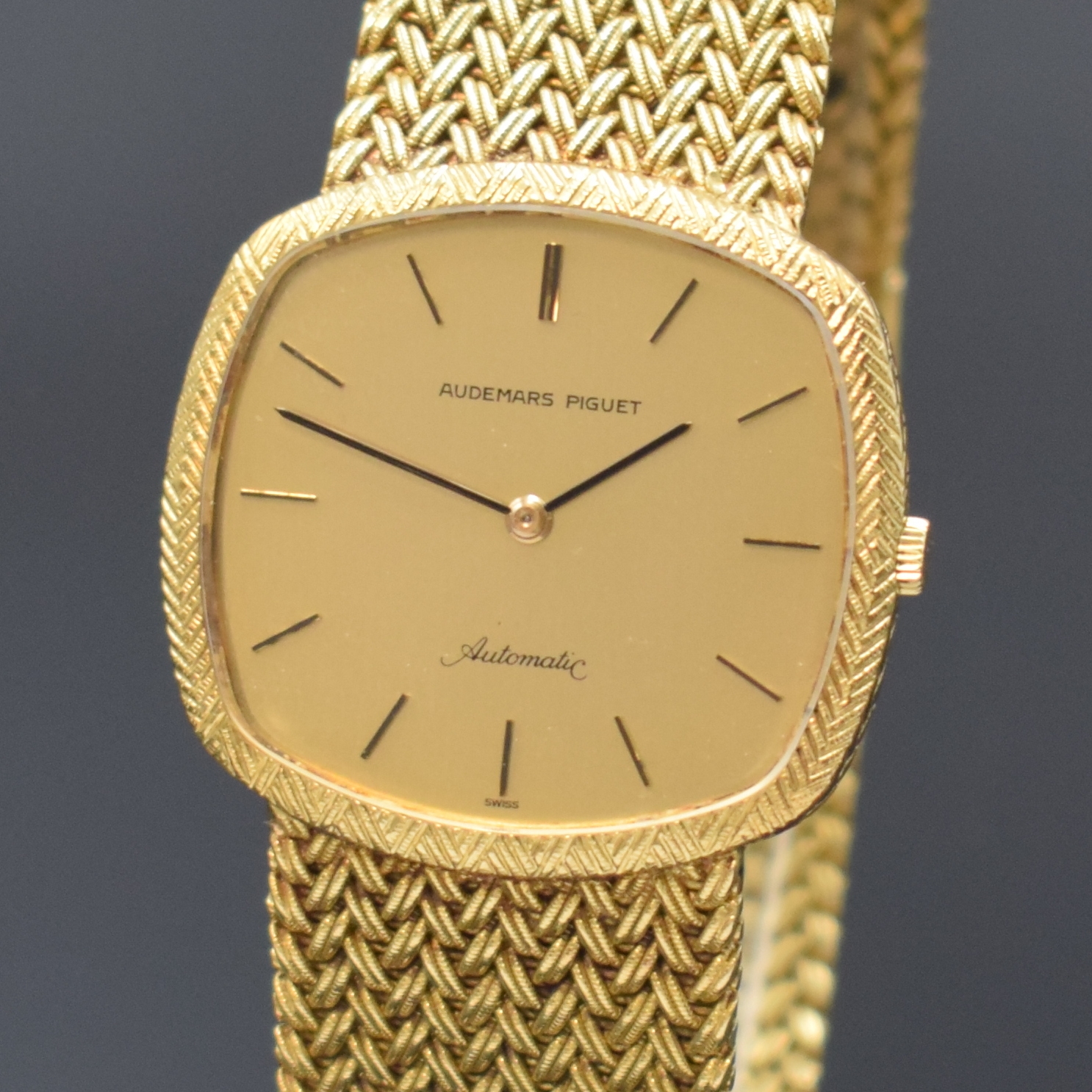 Detail a: AUDEMARS PIGUET feine Herrenarmbanduhr in GG 750/000, Automatik, Schweiz um 1975, 2-teil. Geh., Boden aufgedr., Flechtband, verg. Zifferbl. m. ...