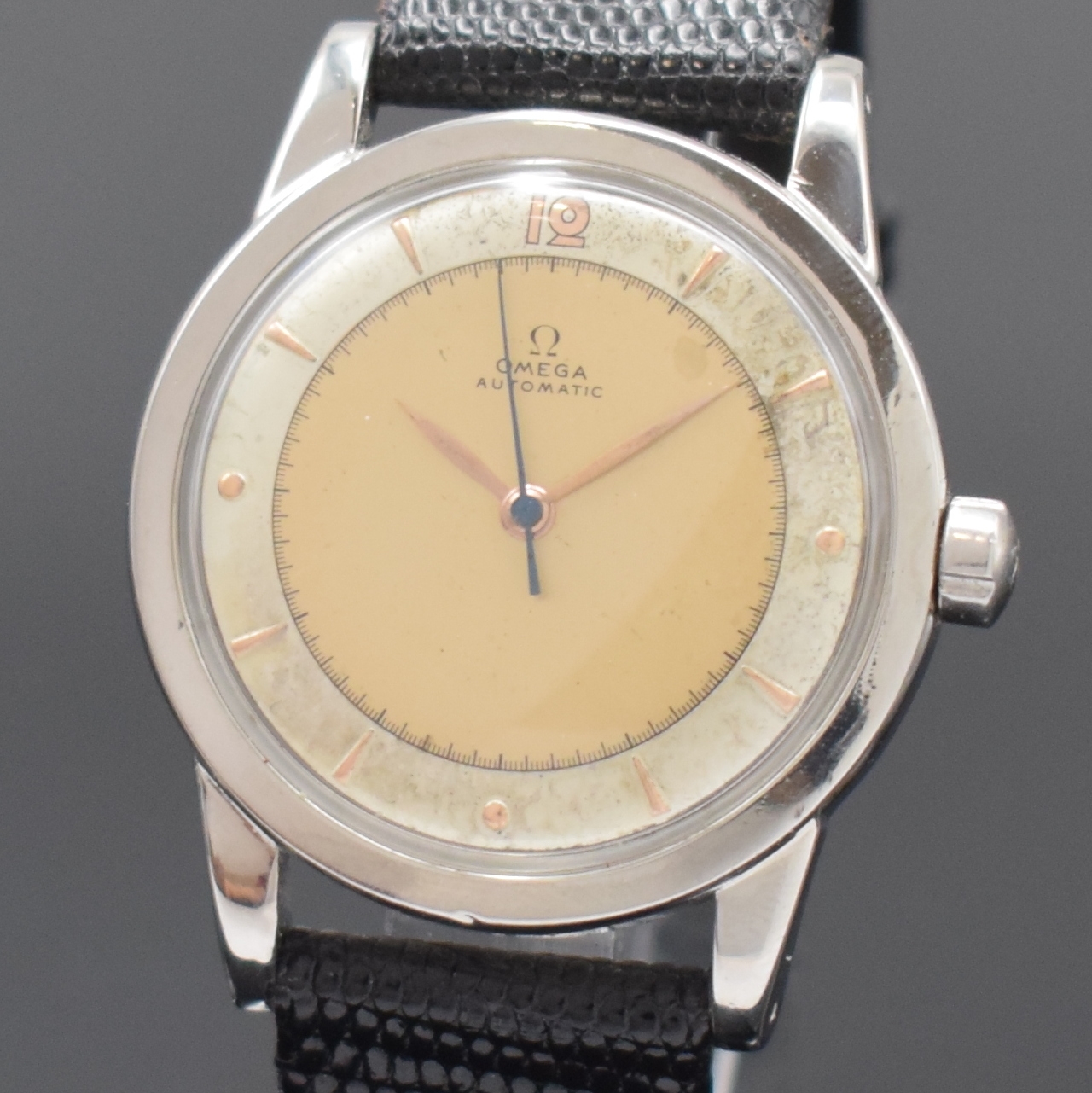 Detail a: OMEGA seltene Herrenarmbanduhr mit Hammerautomatik Referenz 2576-11, Schweiz um 1947, 2-teil. Edelstahlgeh., verschr. Boden m. Eigentümergravur, ...