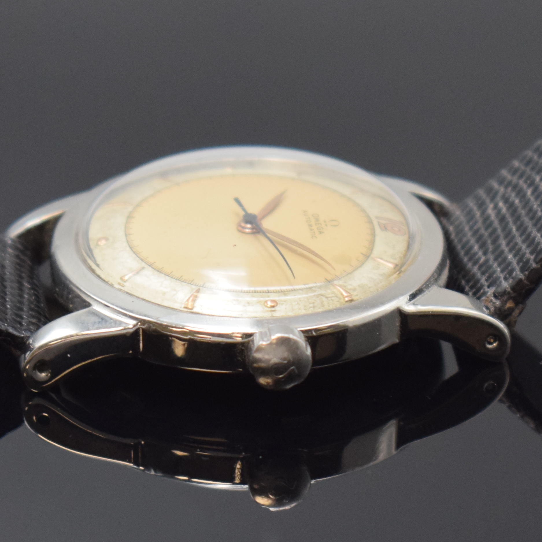 Detail b: OMEGA seltene Herrenarmbanduhr mit Hammerautomatik Referenz 2576-11, Schweiz um 1947, 2-teil. Edelstahlgeh., verschr. Boden m. Eigentümergravur, ...