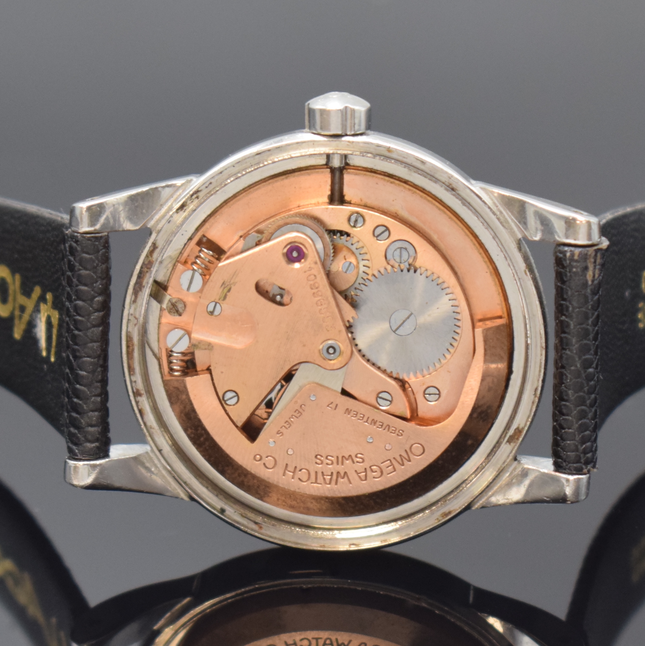 Detail d: OMEGA seltene Herrenarmbanduhr mit Hammerautomatik Referenz 2576-11, Schweiz um 1947, 2-teil. Edelstahlgeh., verschr. Boden m. Eigentümergravur, ...