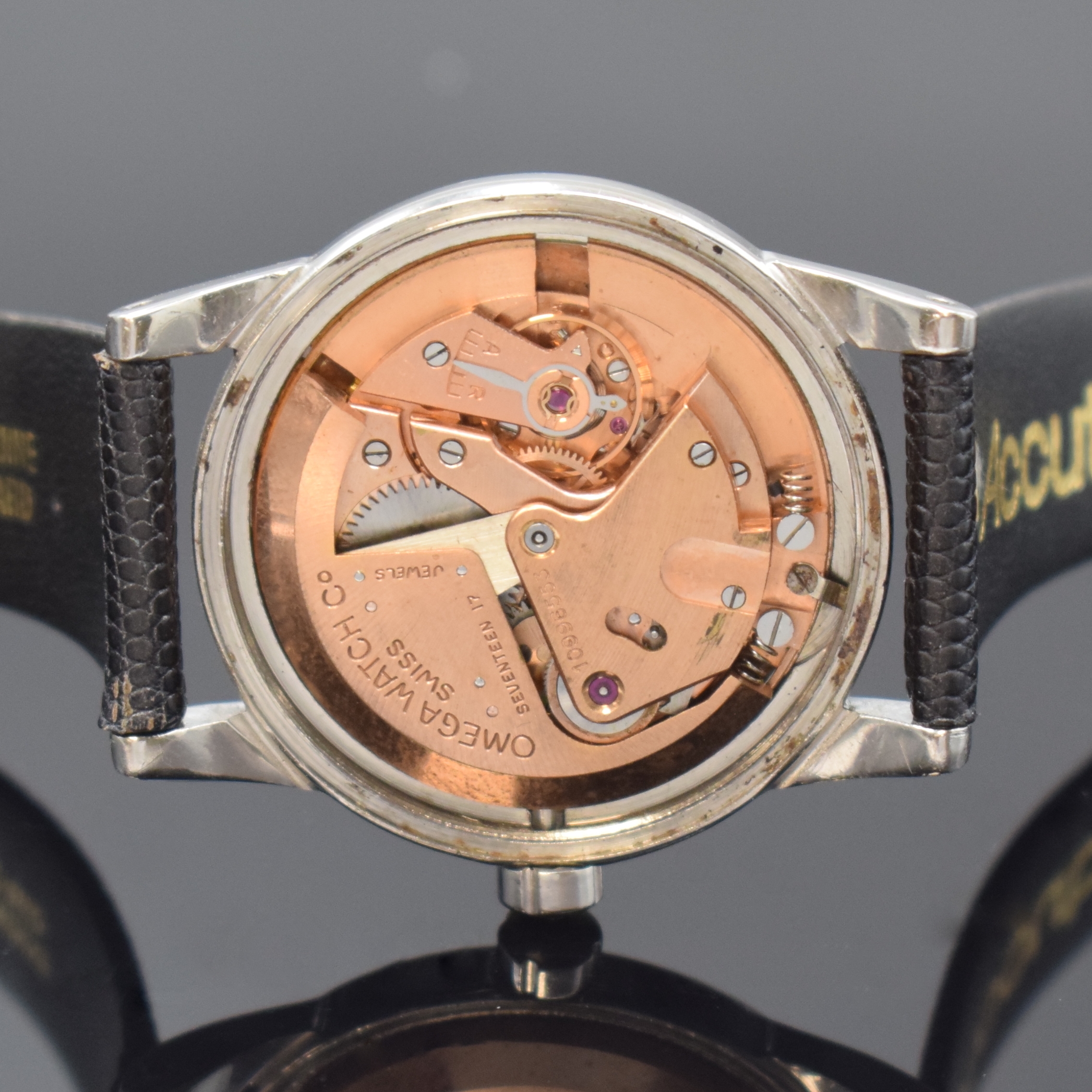 Detail e: OMEGA seltene Herrenarmbanduhr mit Hammerautomatik Referenz 2576-11, Schweiz um 1947, 2-teil. Edelstahlgeh., verschr. Boden m. Eigentümergravur, ...