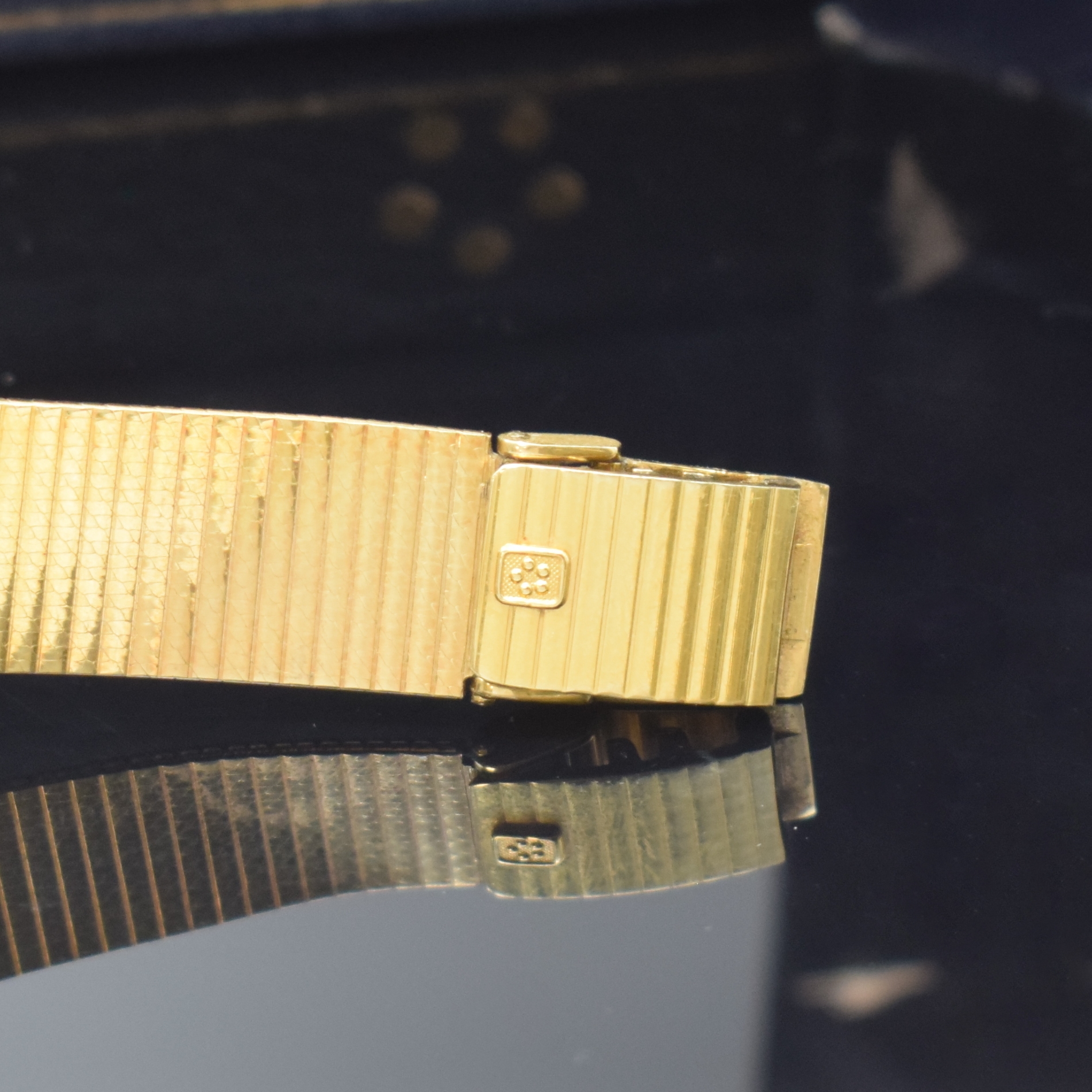 Detail b: ETERNA Herrenarmbanduhr in GG 585/000 Referenz 729.6707.65, 2-teil. Geh., aufgedr. Boden m. Eigentümergravur, Milanaiseband, quarz, gold. Zifferbl. ...
