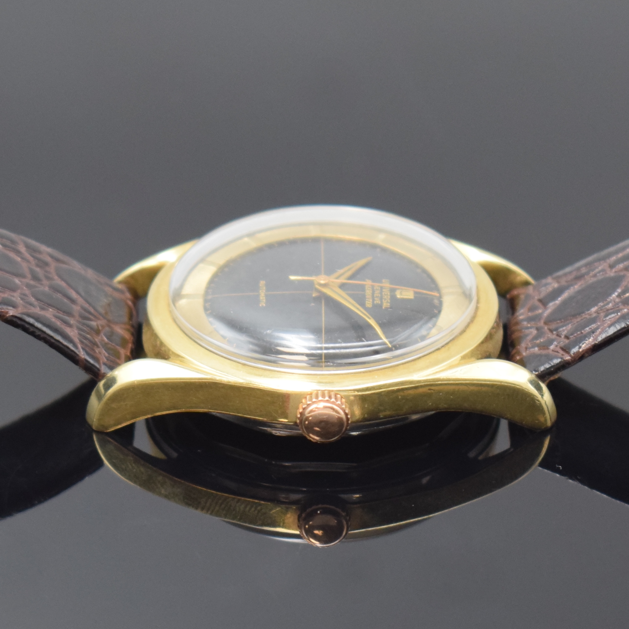 Detail b: UNIVERSAL GENEVE Herrenarmbanduhr Polerouter mit Hammerautomatik, Schweiz um 1950, Edelstahlgeh. mit Goldhaube, schwarzes shiny Dial mit Fadenkreuz ...