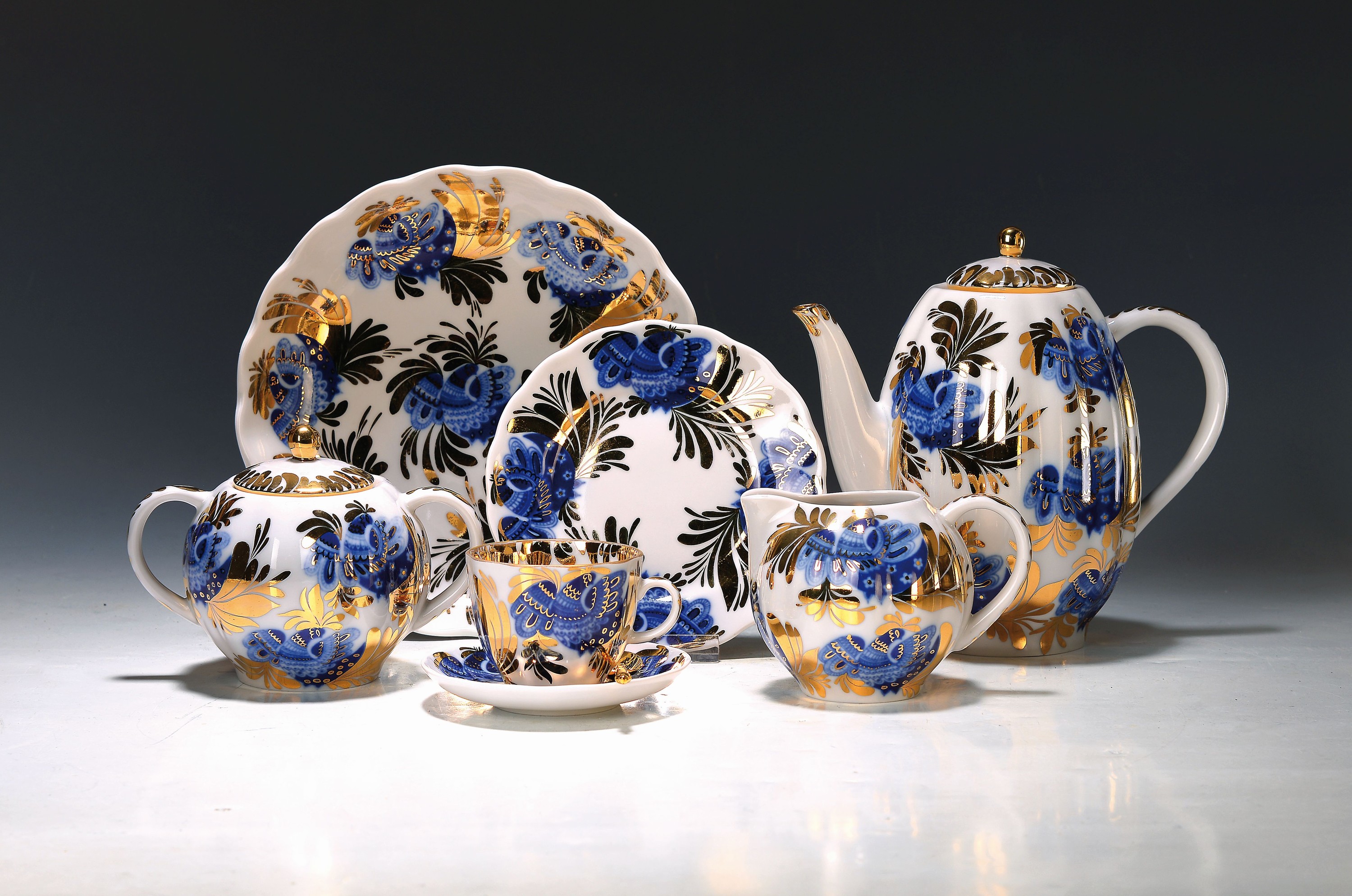 Kaffeeservice, Lomonosov, Petersburg, 20. Jh.,"Golden Garden", dazu eine Tänzerin Noritake, mit blaue goldenem Dekor, 17 x 21 x 15 cm, ...