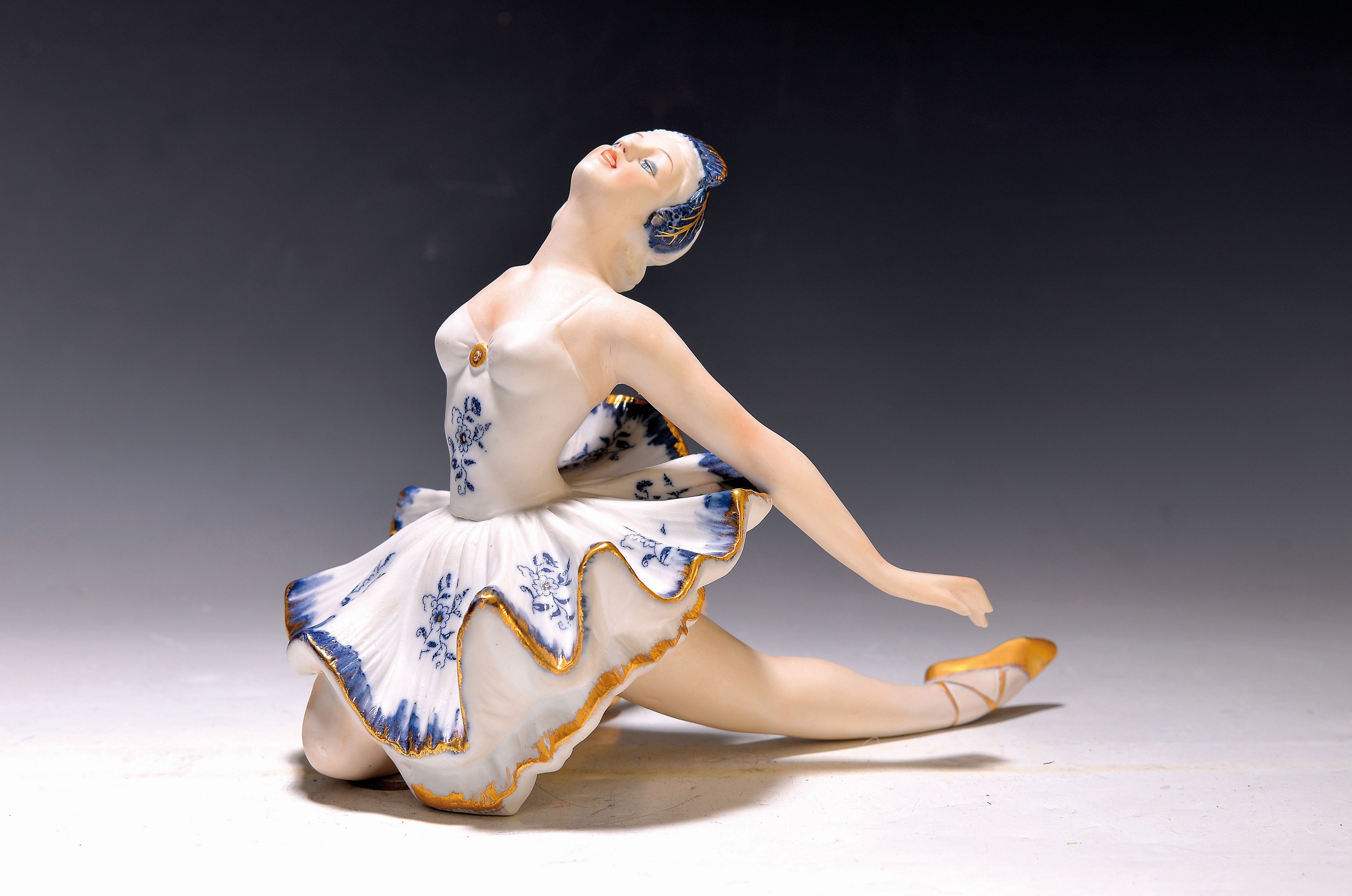 Detail a: Kaffeeservice, Lomonosov, Petersburg, 20. Jh.,"Golden Garden", dazu eine Tänzerin Noritake, mit blaue goldenem Dekor, 17 x 21 x 15 cm, ...