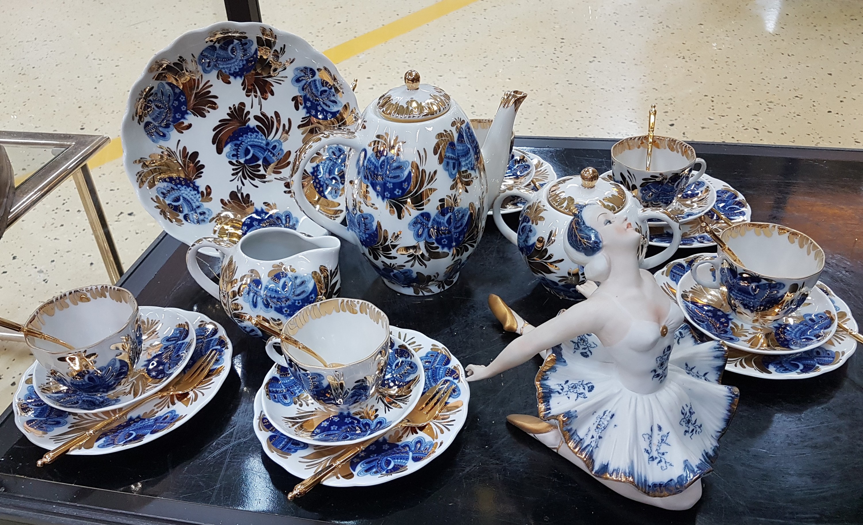 Detail b: Kaffeeservice, Lomonosov, Petersburg, 20. Jh.,"Golden Garden", dazu eine Tänzerin Noritake, mit blaue goldenem Dekor, 17 x 21 x 15 cm, ...