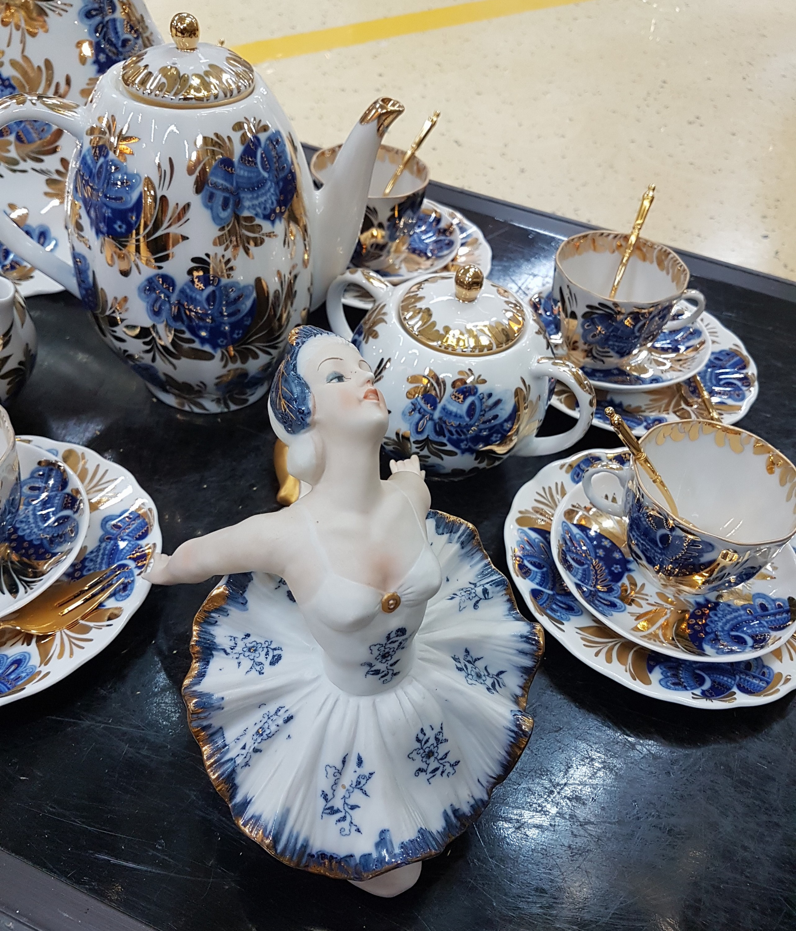 Detail c: Kaffeeservice, Lomonosov, Petersburg, 20. Jh.,"Golden Garden", dazu eine Tänzerin Noritake, mit blaue goldenem Dekor, 17 x 21 x 15 cm, ...