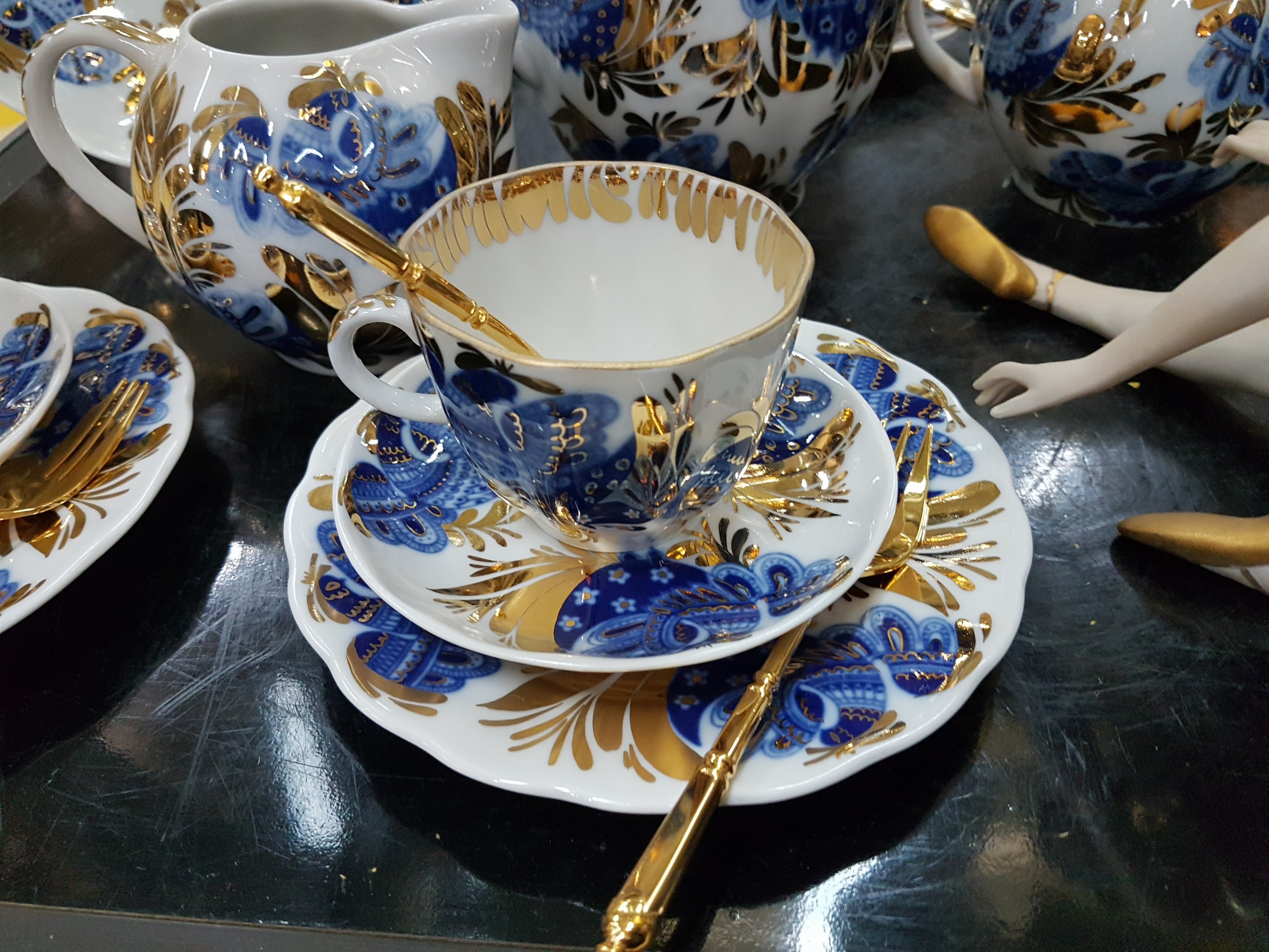Detail d: Kaffeeservice, Lomonosov, Petersburg, 20. Jh.,"Golden Garden", dazu eine Tänzerin Noritake, mit blaue goldenem Dekor, 17 x 21 x 15 cm, ...