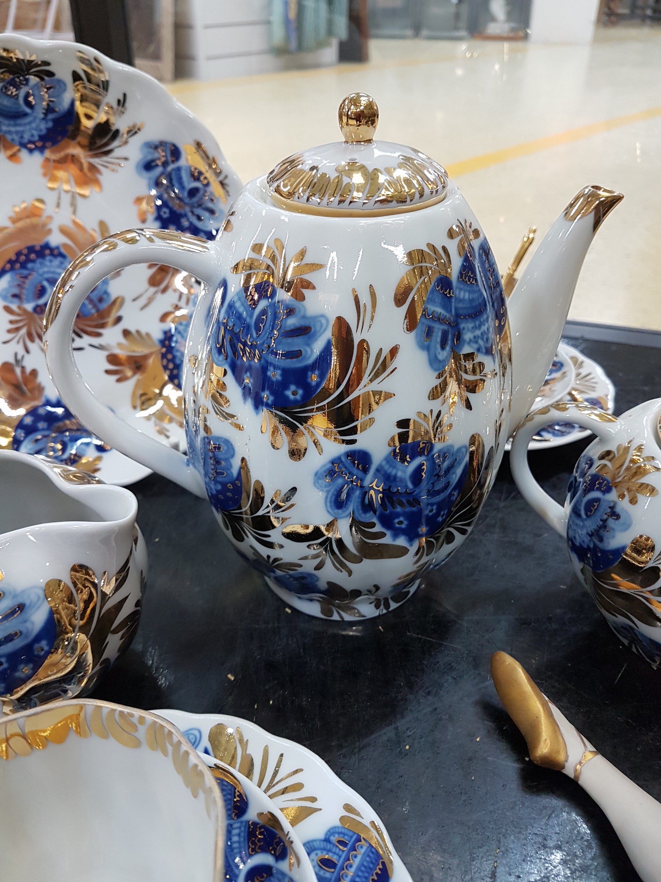 Detail e: Kaffeeservice, Lomonosov, Petersburg, 20. Jh.,"Golden Garden", dazu eine Tänzerin Noritake, mit blaue goldenem Dekor, 17 x 21 x 15 cm, ...