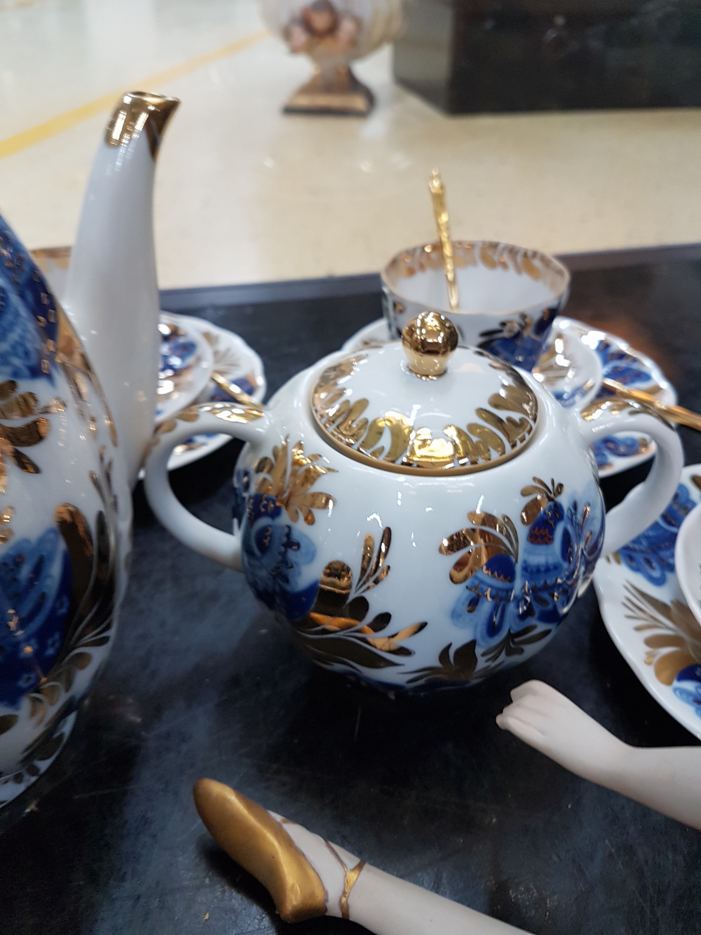 Detail f: Kaffeeservice, Lomonosov, Petersburg, 20. Jh.,"Golden Garden", dazu eine Tänzerin Noritake, mit blaue goldenem Dekor, 17 x 21 x 15 cm, ...