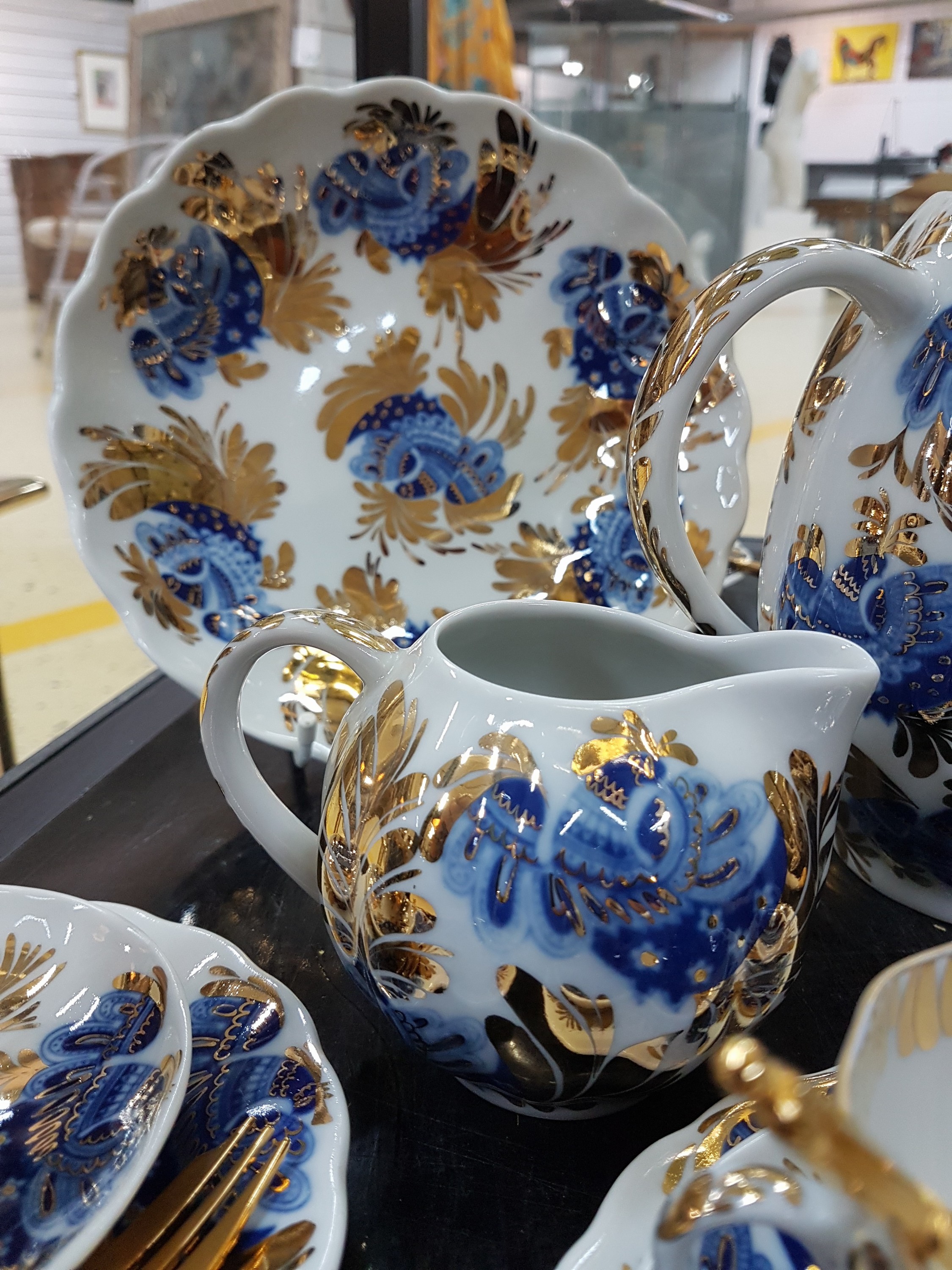 Detail g: Kaffeeservice, Lomonosov, Petersburg, 20. Jh.,"Golden Garden", dazu eine Tänzerin Noritake, mit blaue goldenem Dekor, 17 x 21 x 15 cm, ...