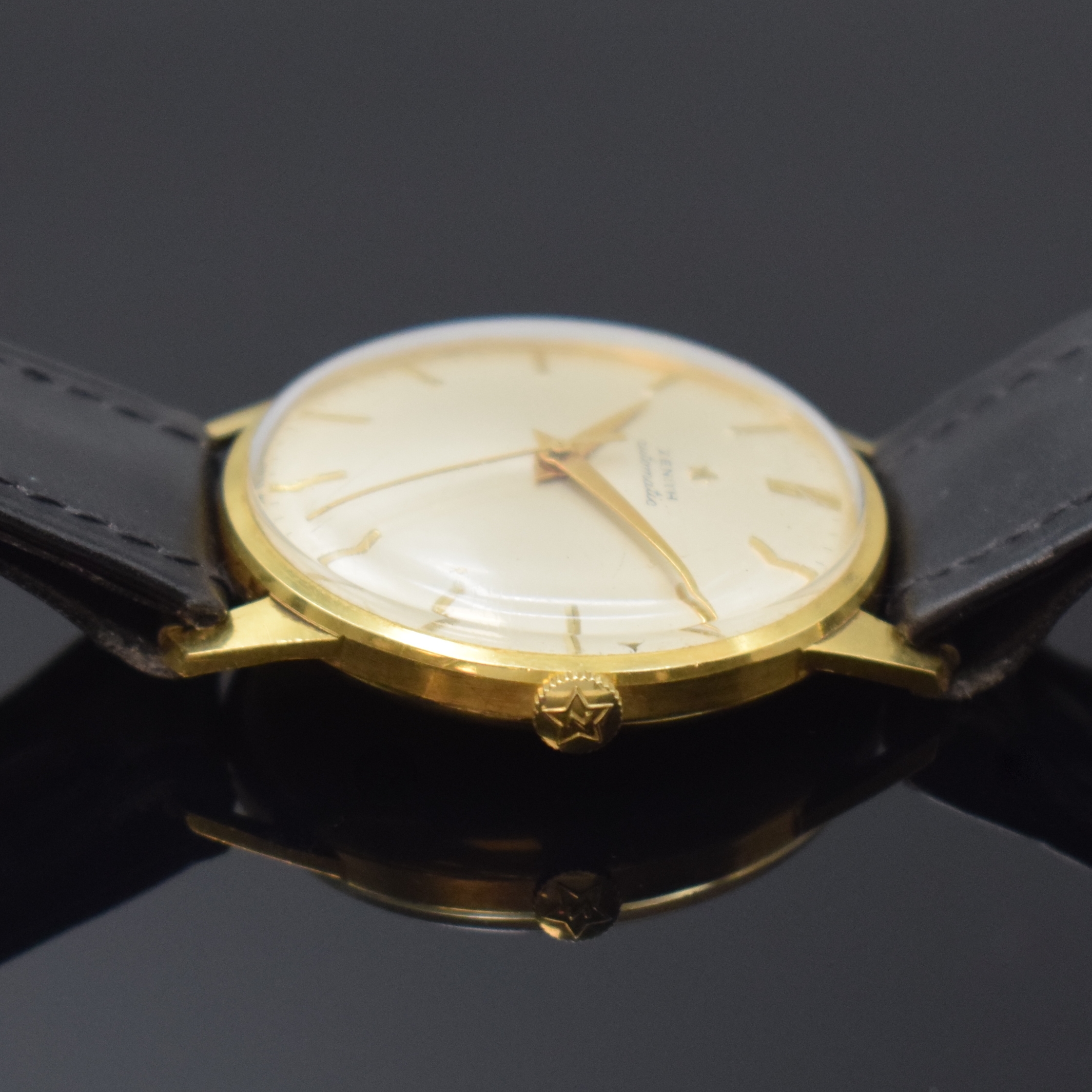 Detail b: ZENITH Herrenarmbanduhr in GG 750/000 mit Hammerautomatik Kaliber 133.8, Schweiz um 1959, 2-teil. Gehäuse, Boden aufgedr., orig. Krone, silb. ...