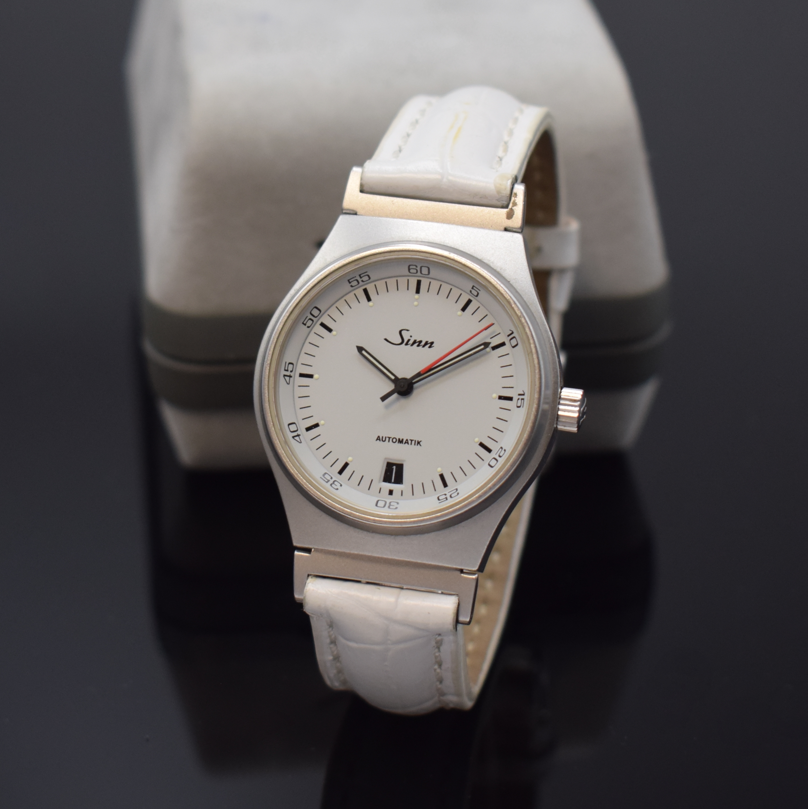 SINN Armbanduhr in Stahl Referenz 444, Schweiz / Deutschland um 2000, beids. vergl., Boden und Krone verschr., Lederband m orig. Dornschl., weißes ...