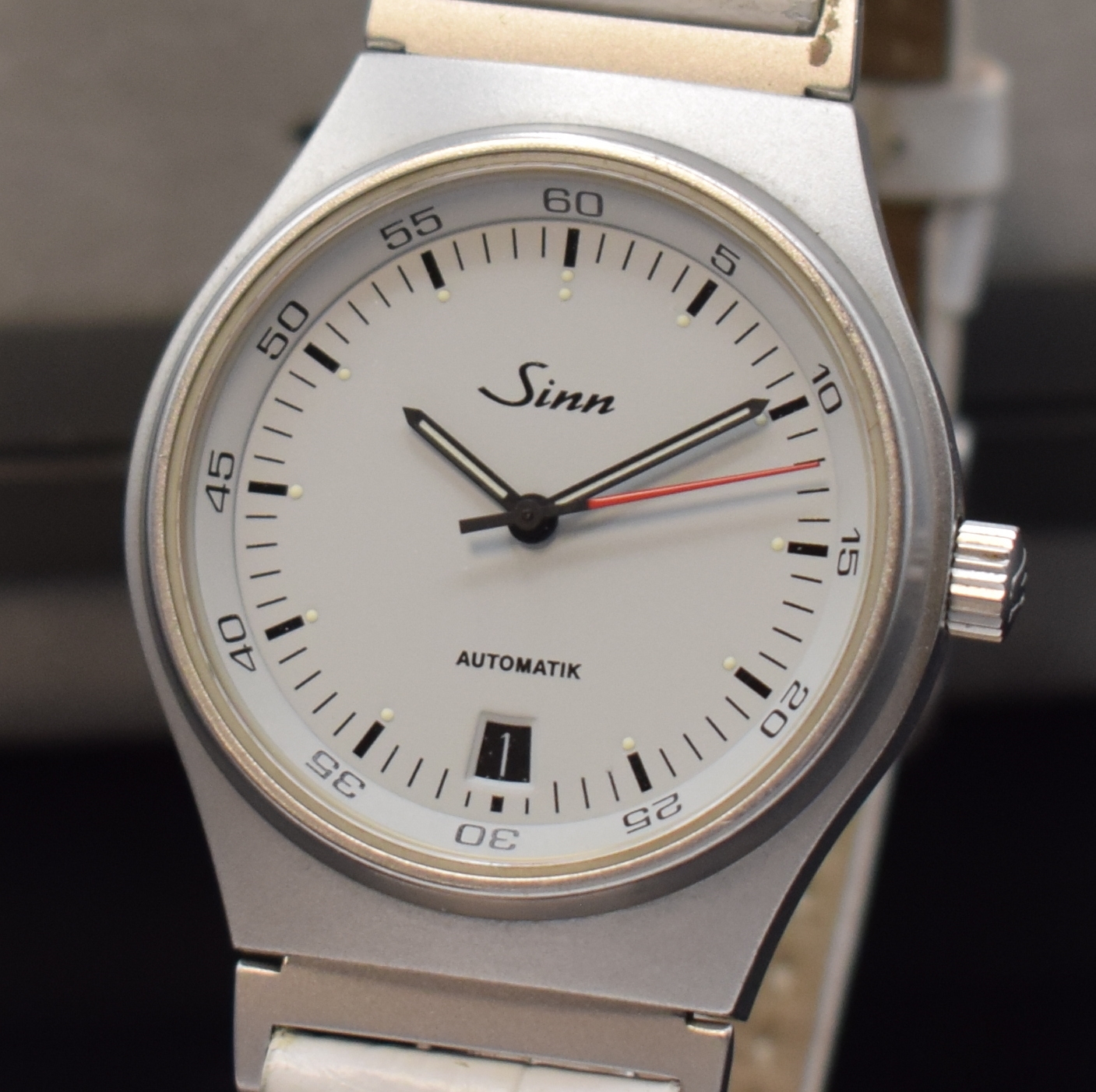 Detail a: SINN Armbanduhr in Stahl Referenz 444, Schweiz / Deutschland um 2000, beids. vergl., Boden und Krone verschr., Lederband m orig. Dornschl., weißes ...