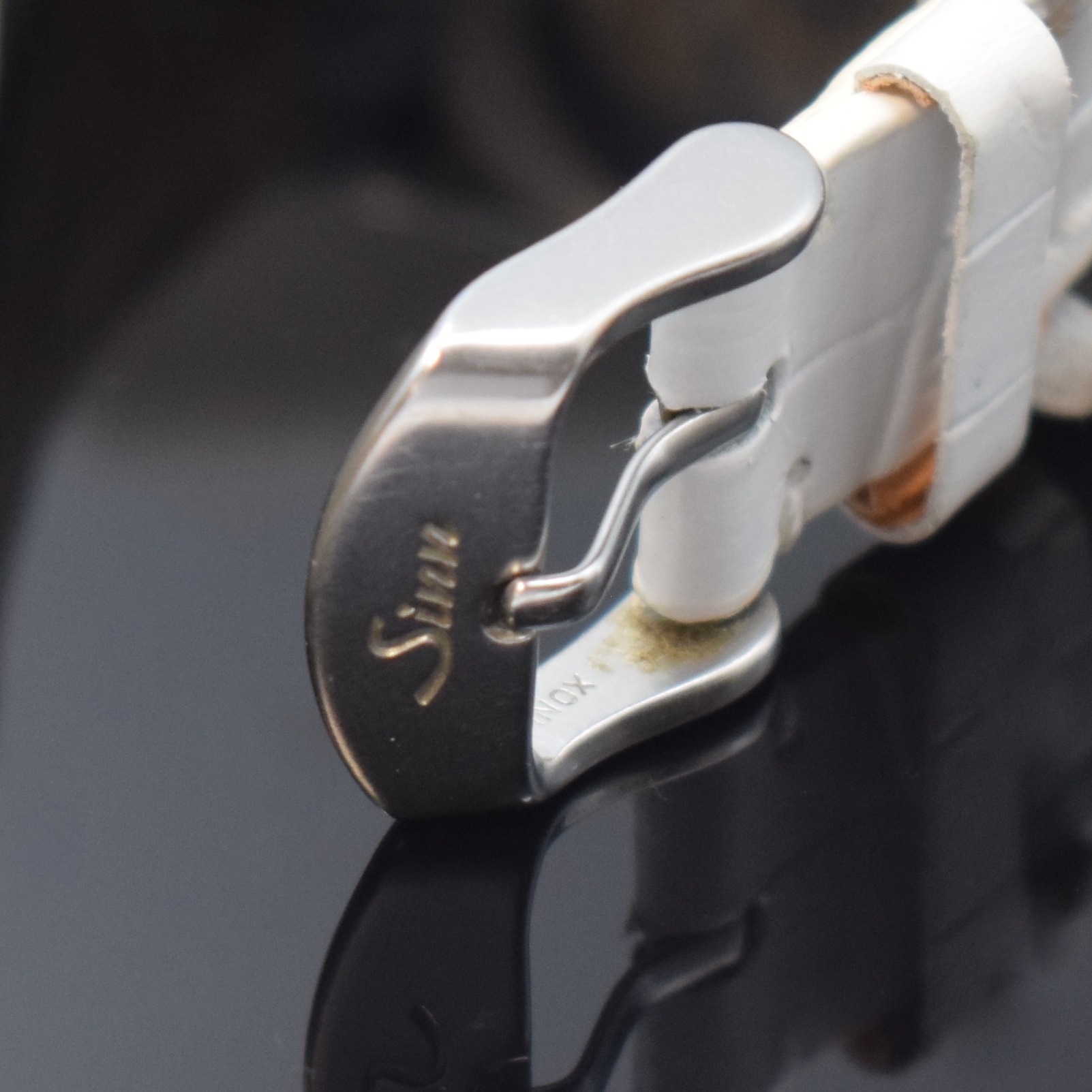 Detail b: SINN Armbanduhr in Stahl Referenz 444, Schweiz / Deutschland um 2000, beids. vergl., Boden und Krone verschr., Lederband m orig. Dornschl., weißes ...