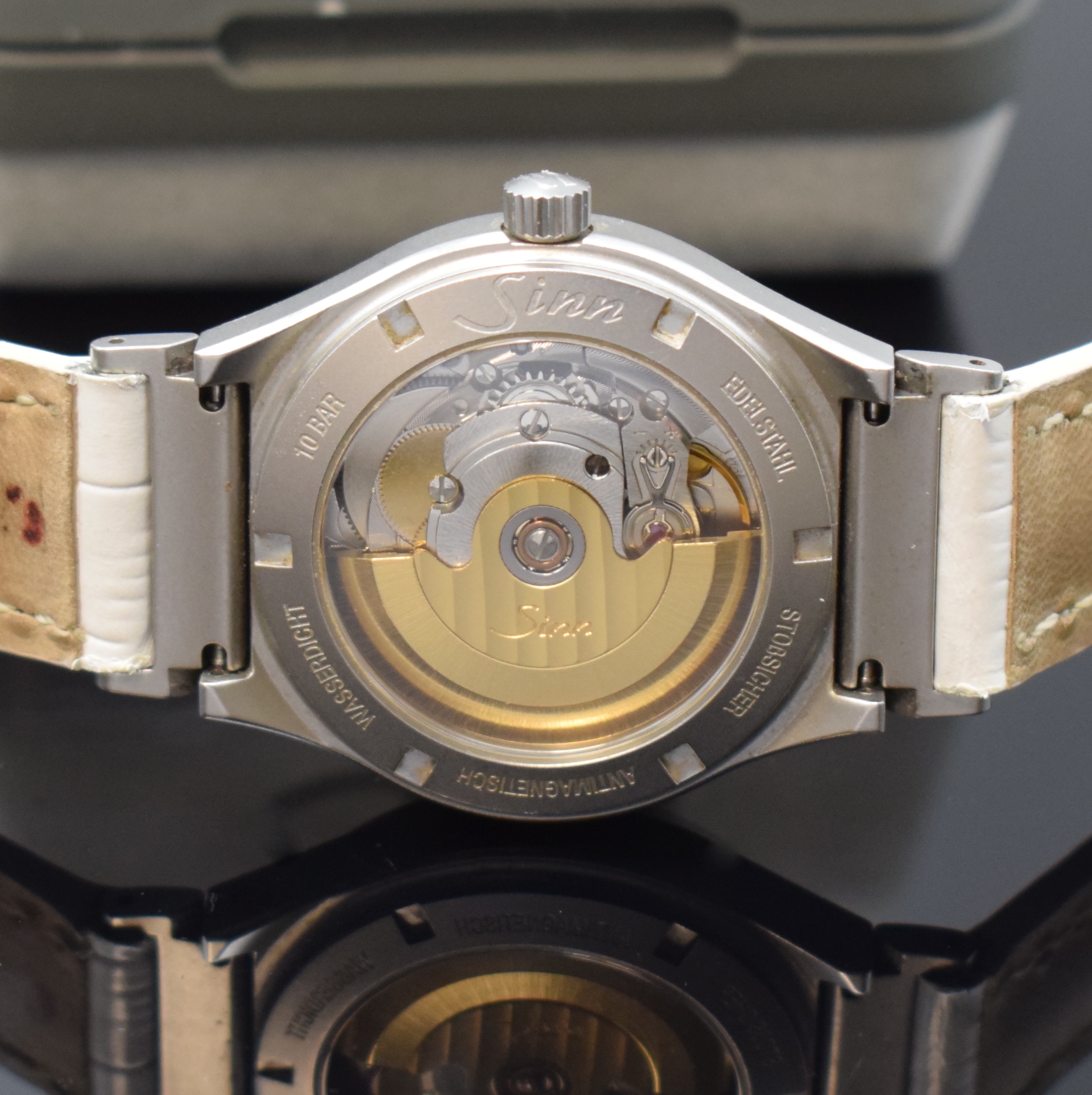 Detail d: SINN Armbanduhr in Stahl Referenz 444, Schweiz / Deutschland um 2000, beids. vergl., Boden und Krone verschr., Lederband m orig. Dornschl., weißes ...